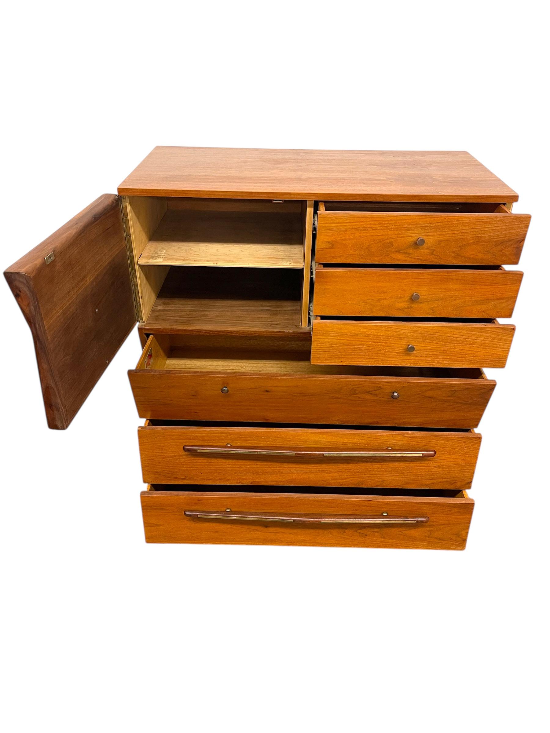 Moderner Hochkommodenschrank aus der Mitte des Jahrhunderts von John Cameron (Holz) im Angebot