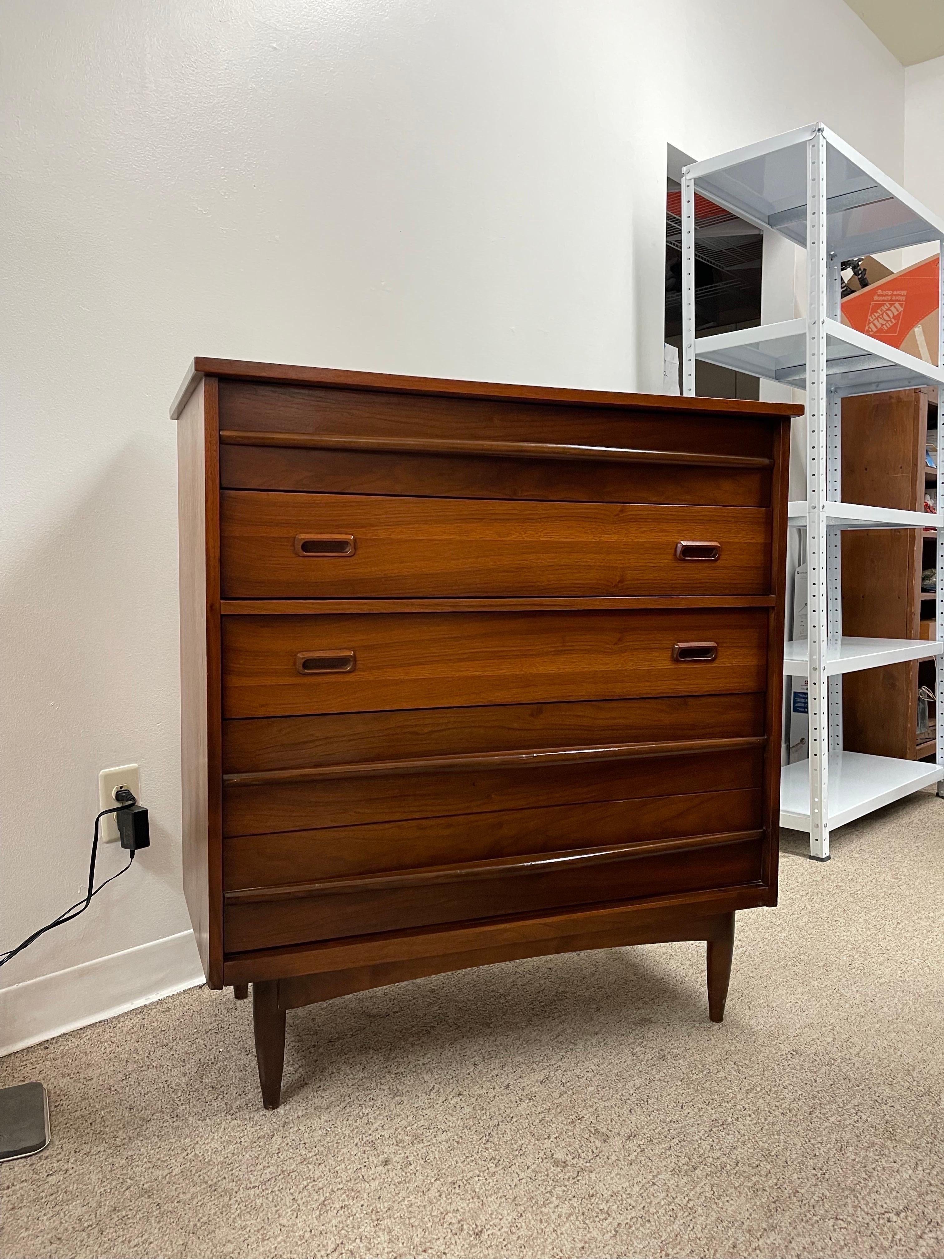Vintage Mid-Century Modern highboy dresser with Dovetail drawers 

Dimensions. 38 W ; 18 D ; 41 H.