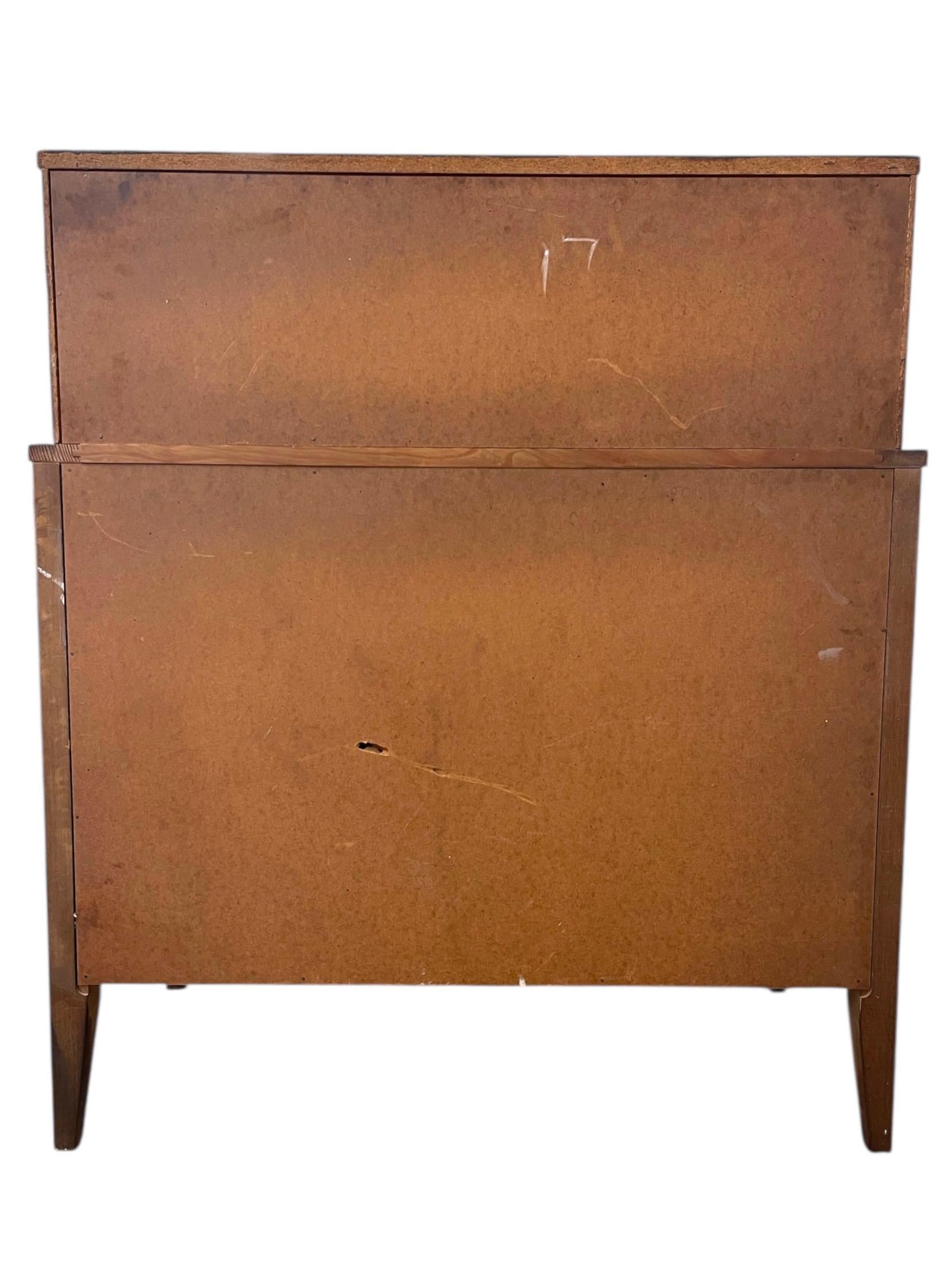 Vintage Mid-Century Modern Highboy Kommode mit geschnitzten Schubladenfronten im Angebot 4