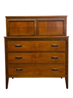 Vintage Mid-Century Modern Highboy Kommode mit geschnitzten Schubladenfronten