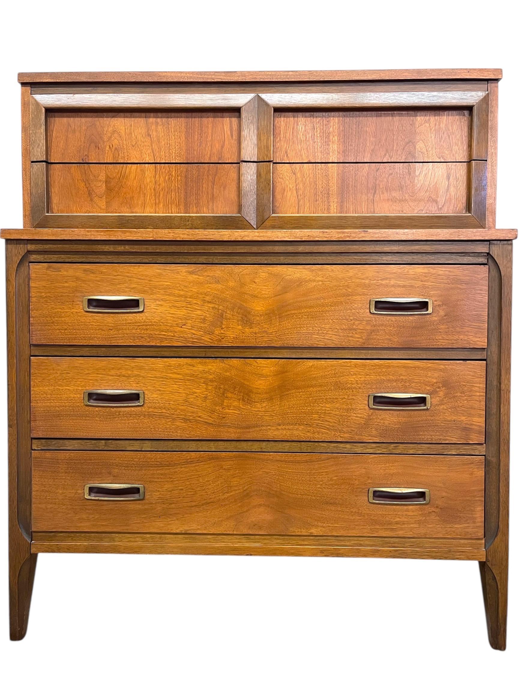 Vintage Mid-Century Modern Highboy Kommode mit geschnitzten Schubladenfronten (Moderne der Mitte des Jahrhunderts) im Angebot