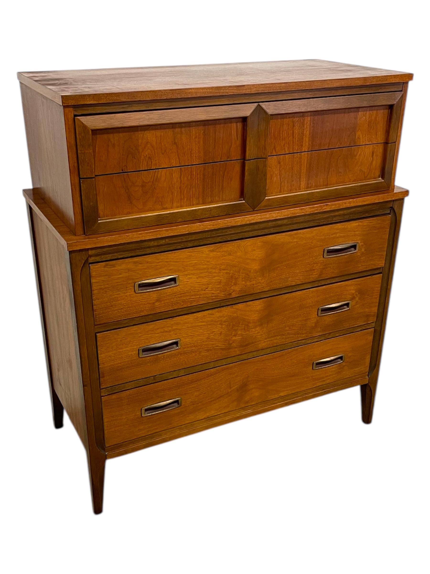 Vintage Mid-Century Modern Highboy Kommode mit geschnitzten Schubladenfronten im Zustand „Gut“ im Angebot in Seattle, WA