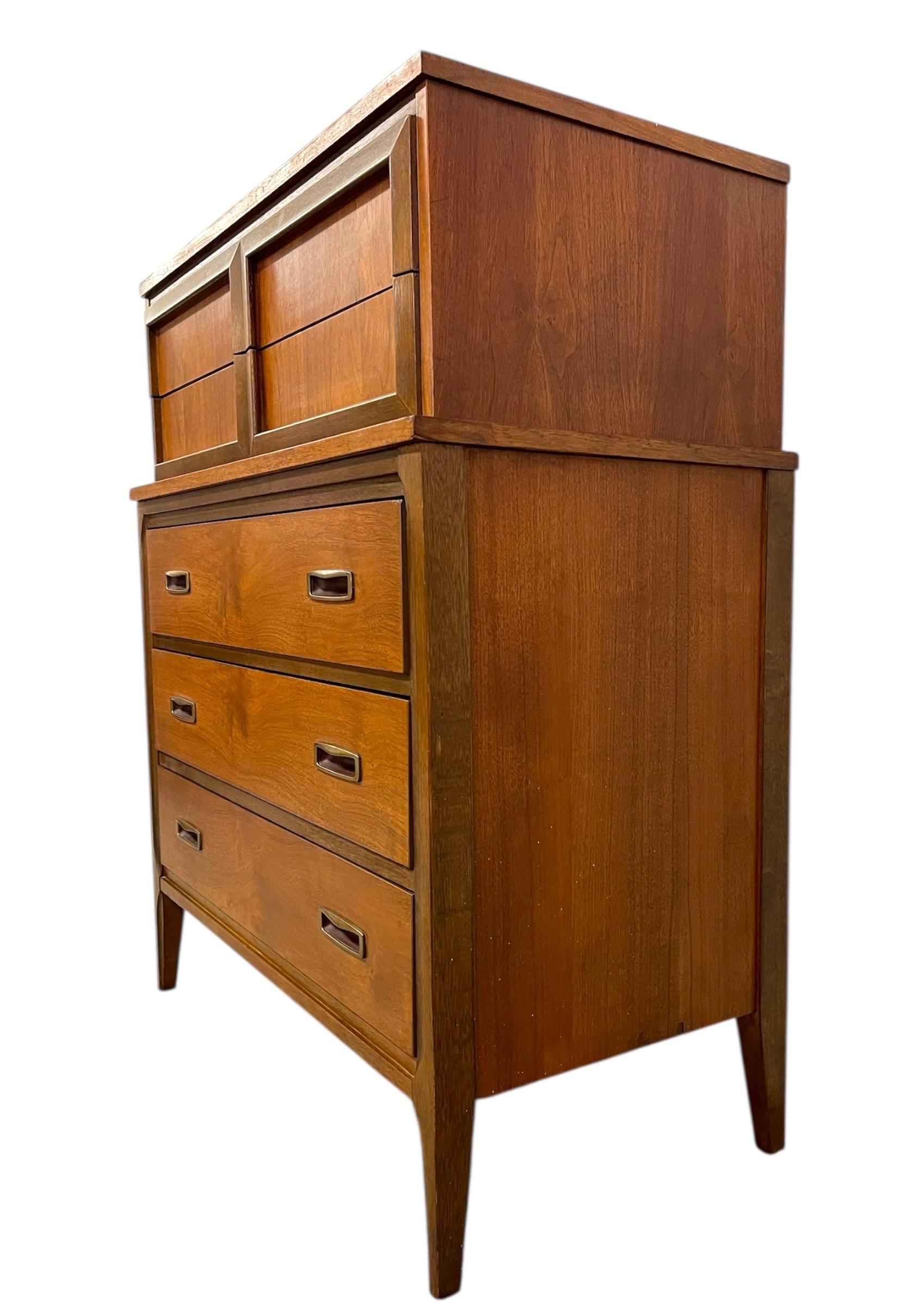 Vintage Mid-Century Modern Highboy Kommode mit geschnitzten Schubladenfronten (Mitte des 20. Jahrhunderts) im Angebot