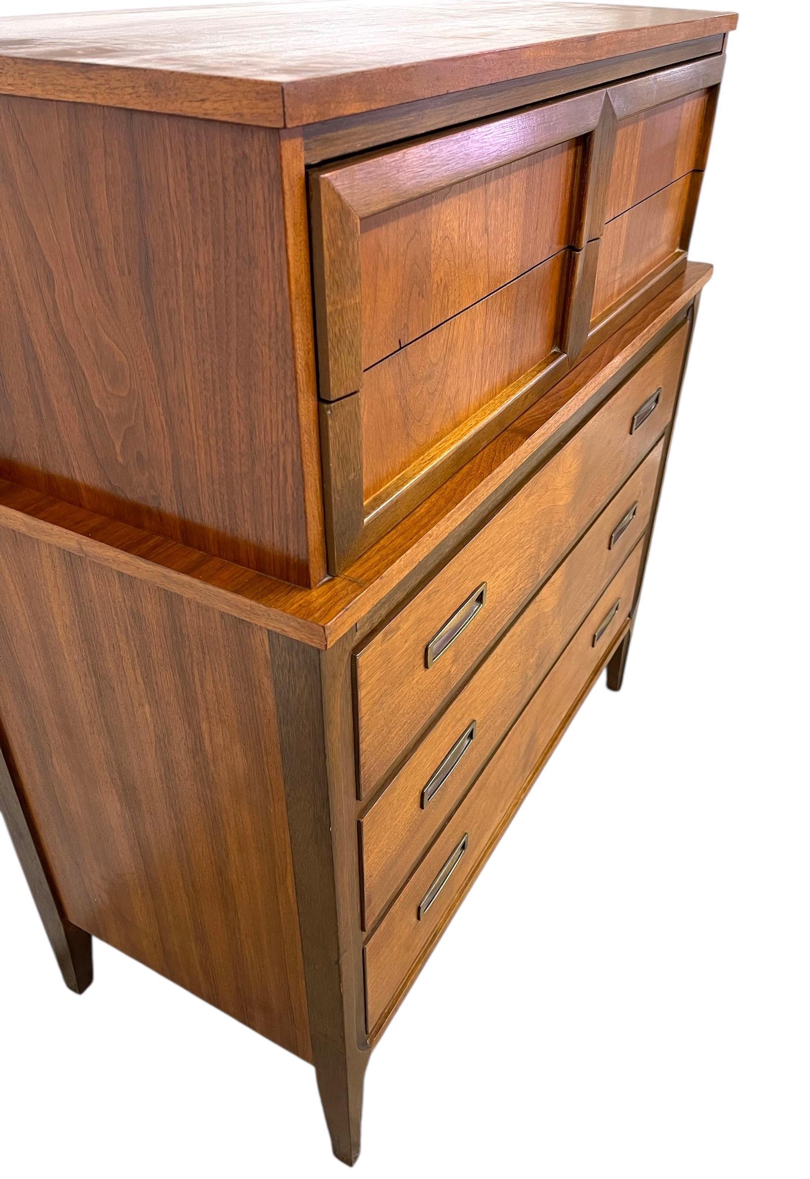 Vintage Mid-Century Modern Highboy Kommode mit geschnitzten Schubladenfronten (Holz) im Angebot