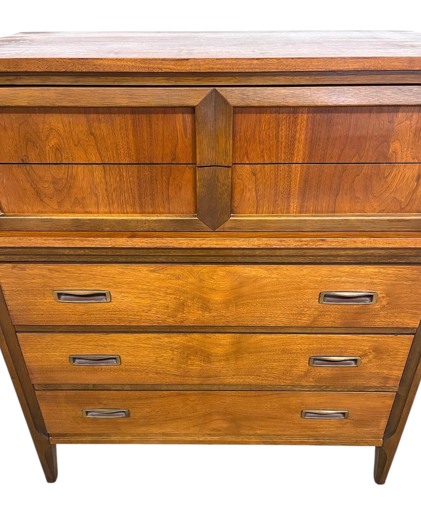 Vintage Mid-Century Modern Highboy Kommode mit geschnitzten Schubladenfronten im Angebot 1