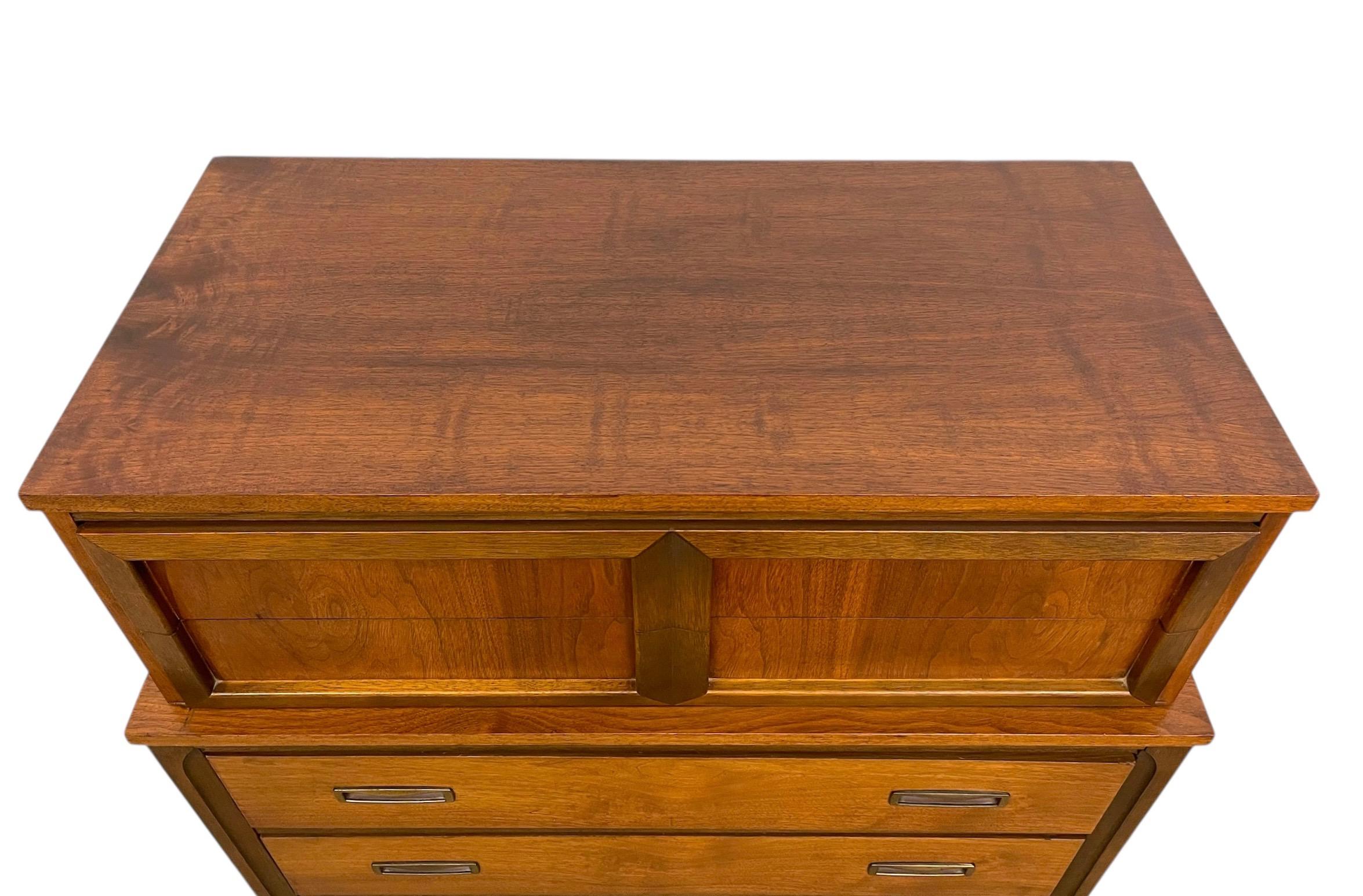 Vintage Mid-Century Modern Highboy Kommode mit geschnitzten Schubladenfronten im Angebot 2