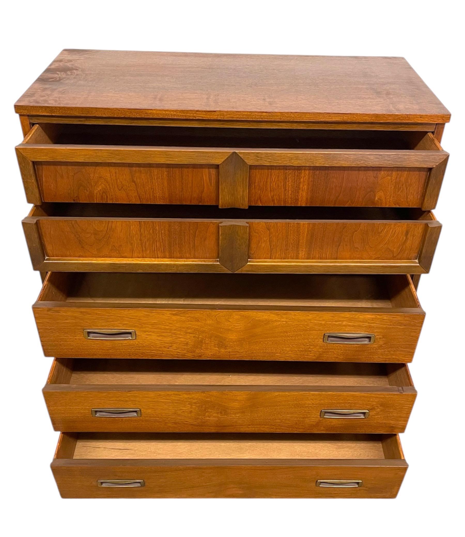 Vintage Mid-Century Modern Highboy Kommode mit geschnitzten Schubladenfronten im Angebot 3