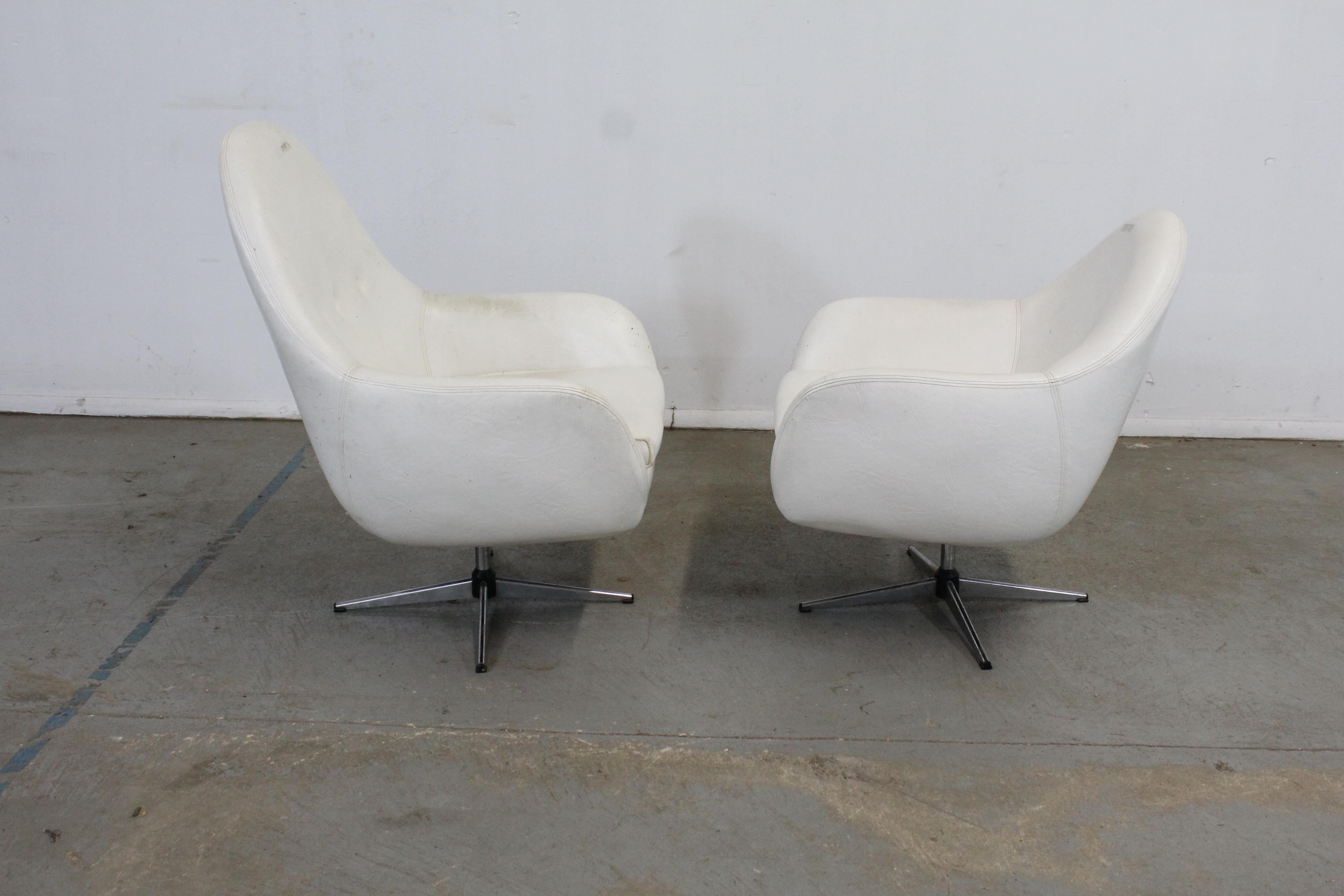 Vintage Mid-Century Modern His & Her Lounge/Pod Chairs, Pair For Sale 7