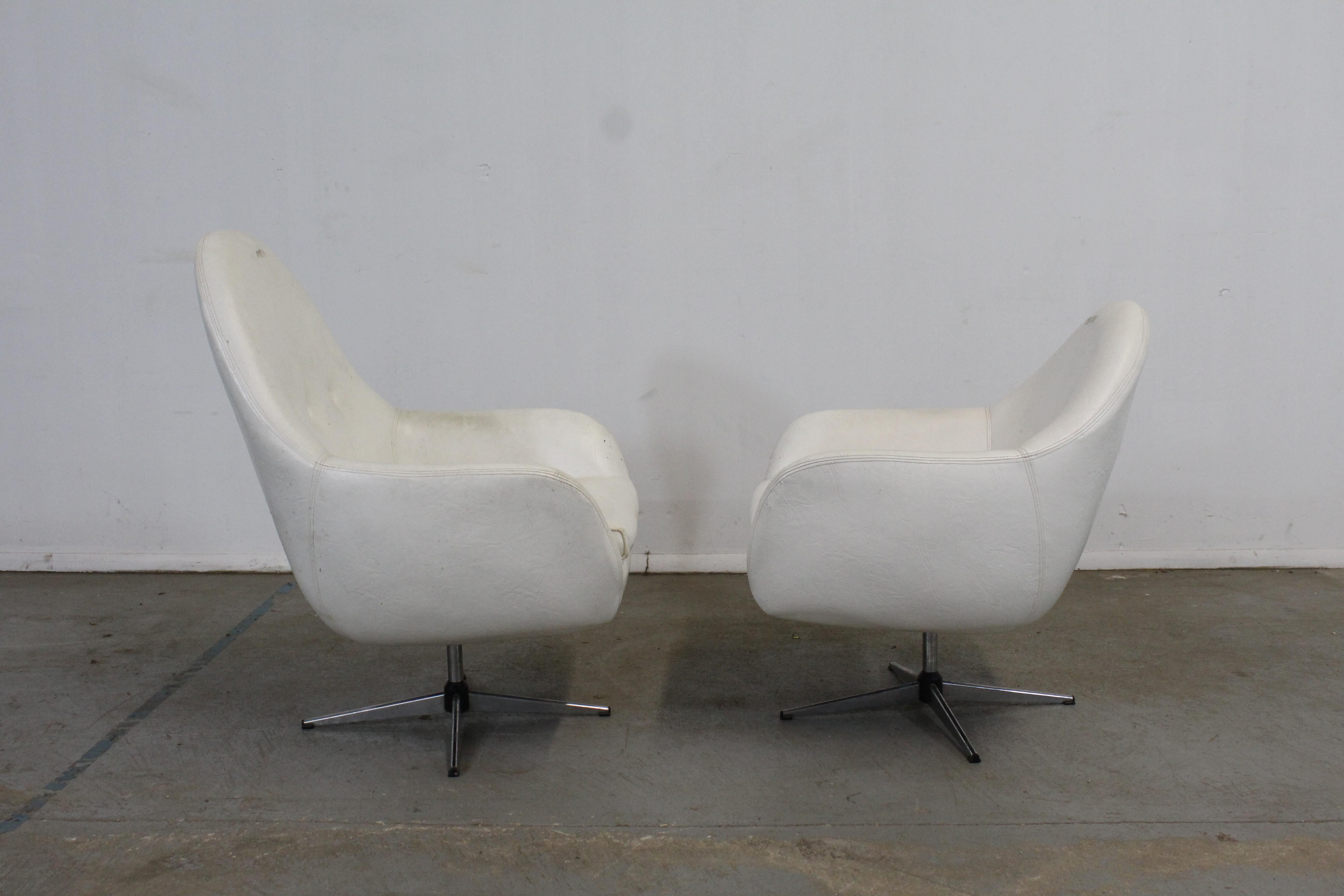 Vintage Mid-Century Modern His & Her Lounge/Pod Chairs, Pair For Sale 8