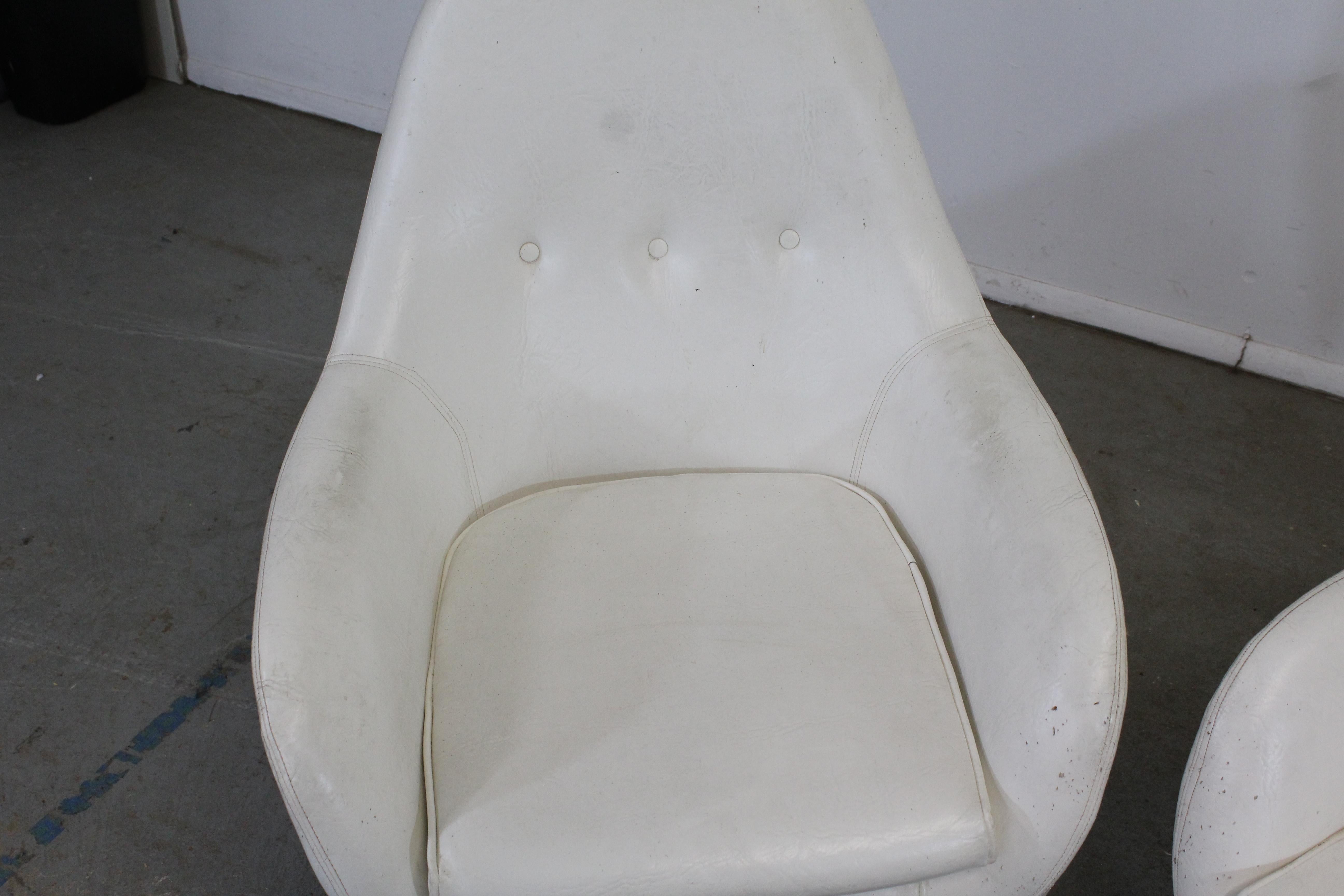 North American Vintage Mid-Century Modern His & Her Lounge/Pod Chairs, Pair For Sale