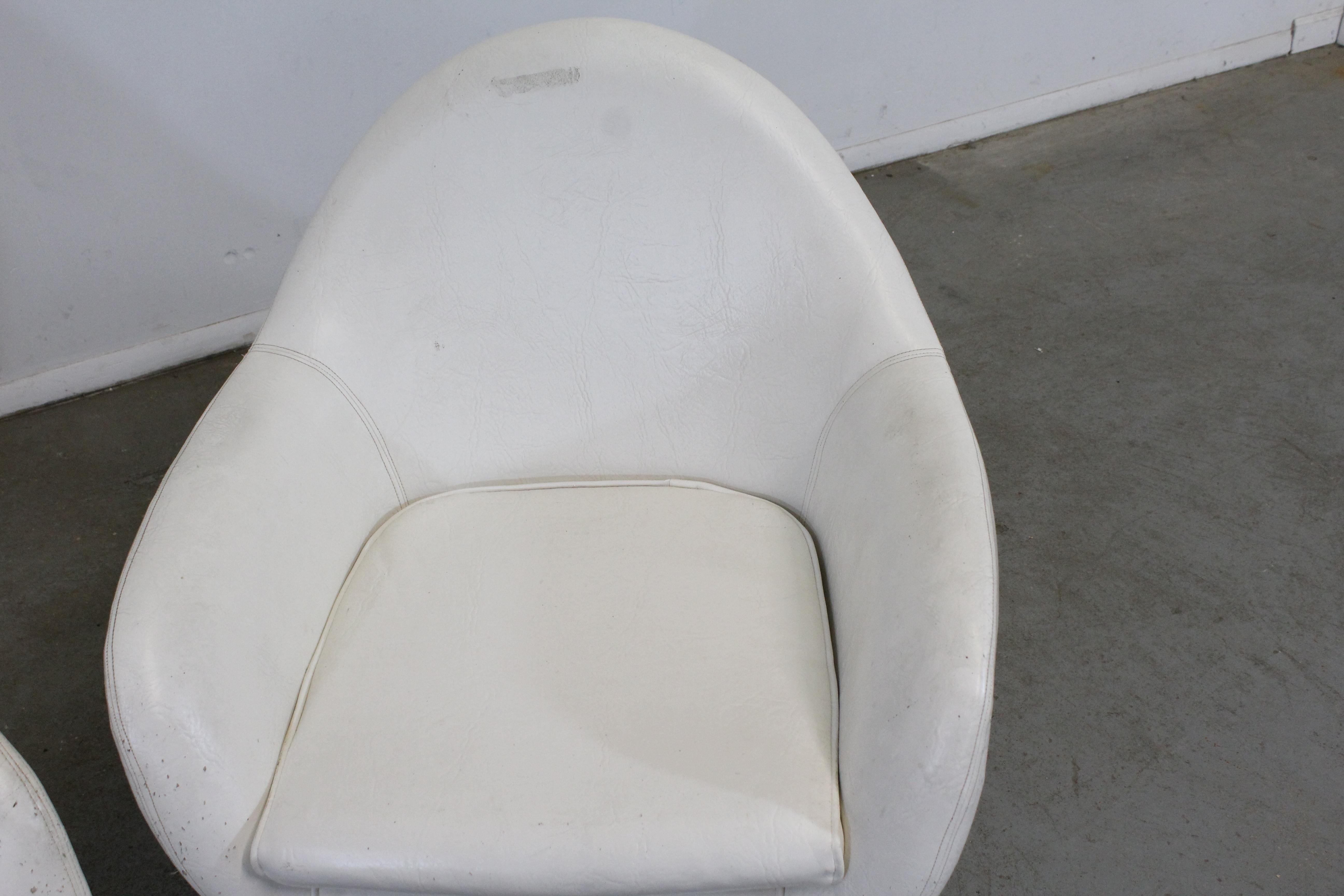 Vintage Mid-Century Modern His & Her Lounge/Pod Chairs, Pair In Fair Condition For Sale In Wilmington, DE