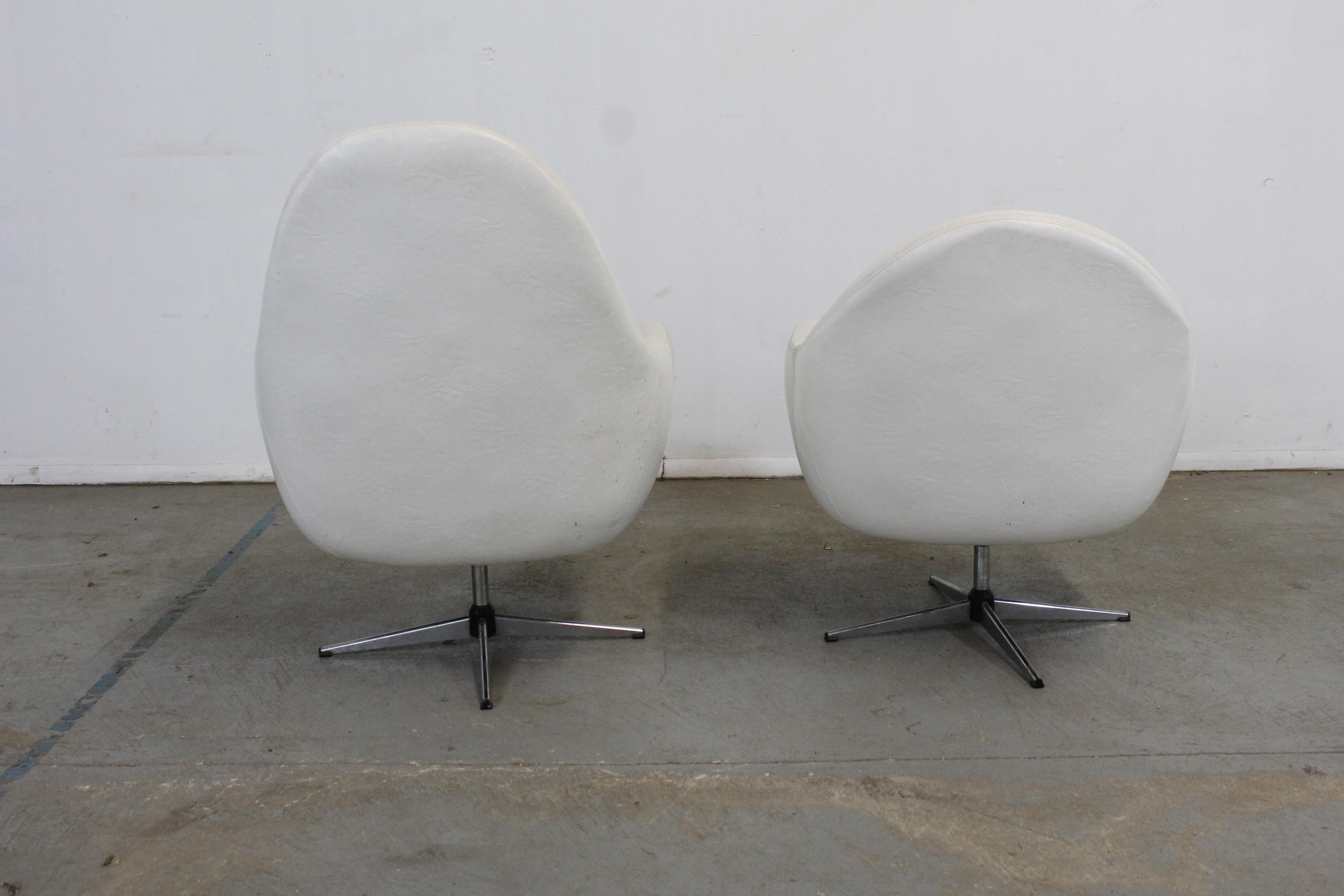 Mid-20th Century Vintage Mid-Century Modern His & Her Lounge/Pod Chairs, Pair For Sale
