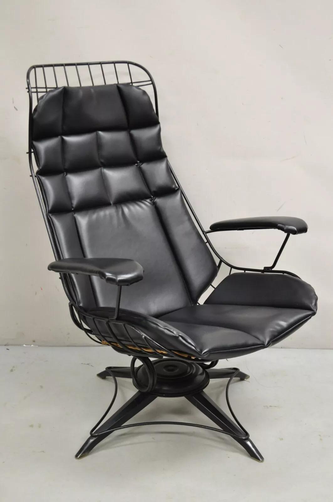 Vintage Mid Century Modern Homecrest Tall Swivel and Tilt Wrought Iron Black Lounge Chair con cuscino in vinile nero. Circa metà del XX secolo. Misure: 41,5
