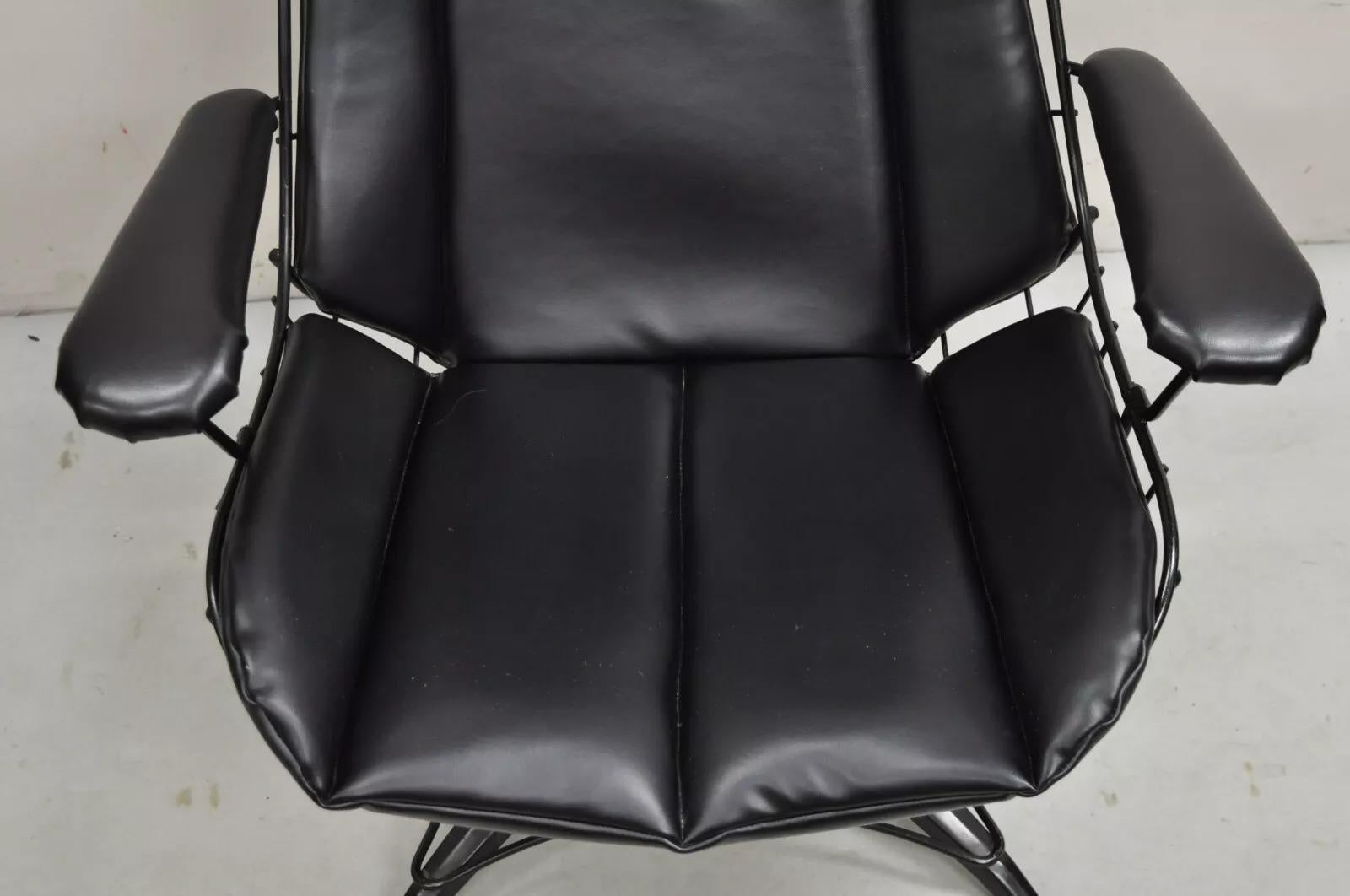 Vintage Mid Century Modern Homecrest Tall Swivel Wrought Iron Black Lounge Chair In condizioni buone in vendita a Philadelphia, PA