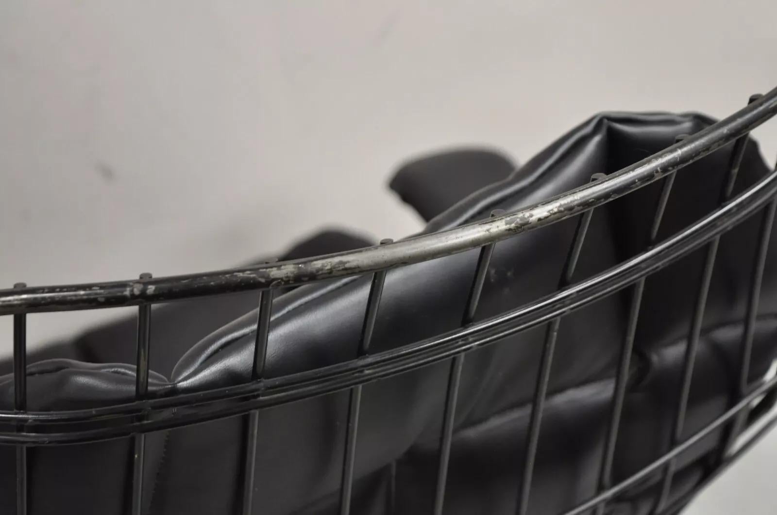 Ferro battuto Vintage Mid Century Modern Homecrest Tall Swivel Wrought Iron Black Lounge Chair in vendita