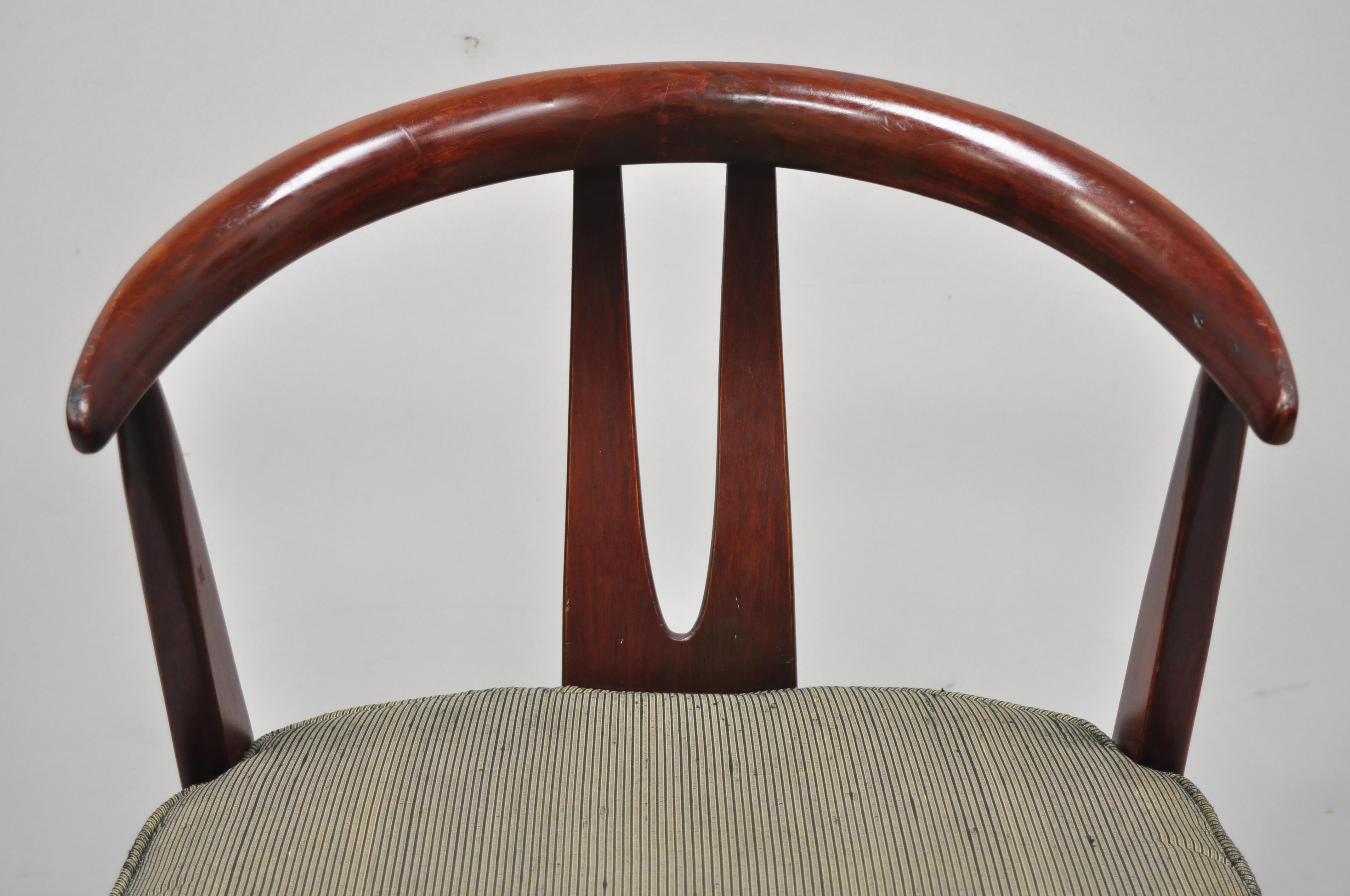Américain Vintage Mid-Century Modern Horseshoe Curved Back Mahogany Dining Chair B en vente