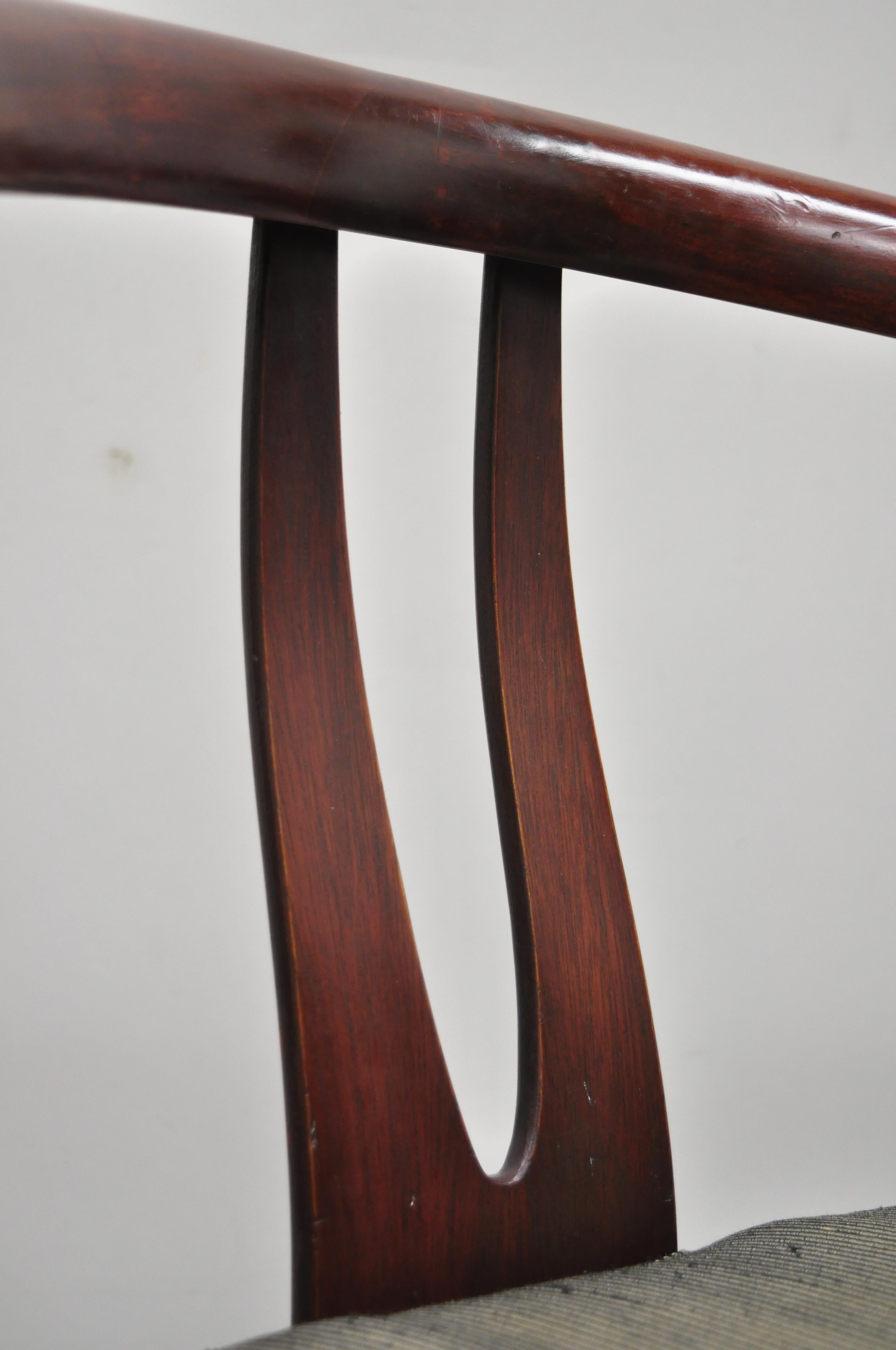 Vintage Mid-Century Modern Horseshoe Curved Back Mahogany Dining Chair B Bon état - En vente à Philadelphia, PA