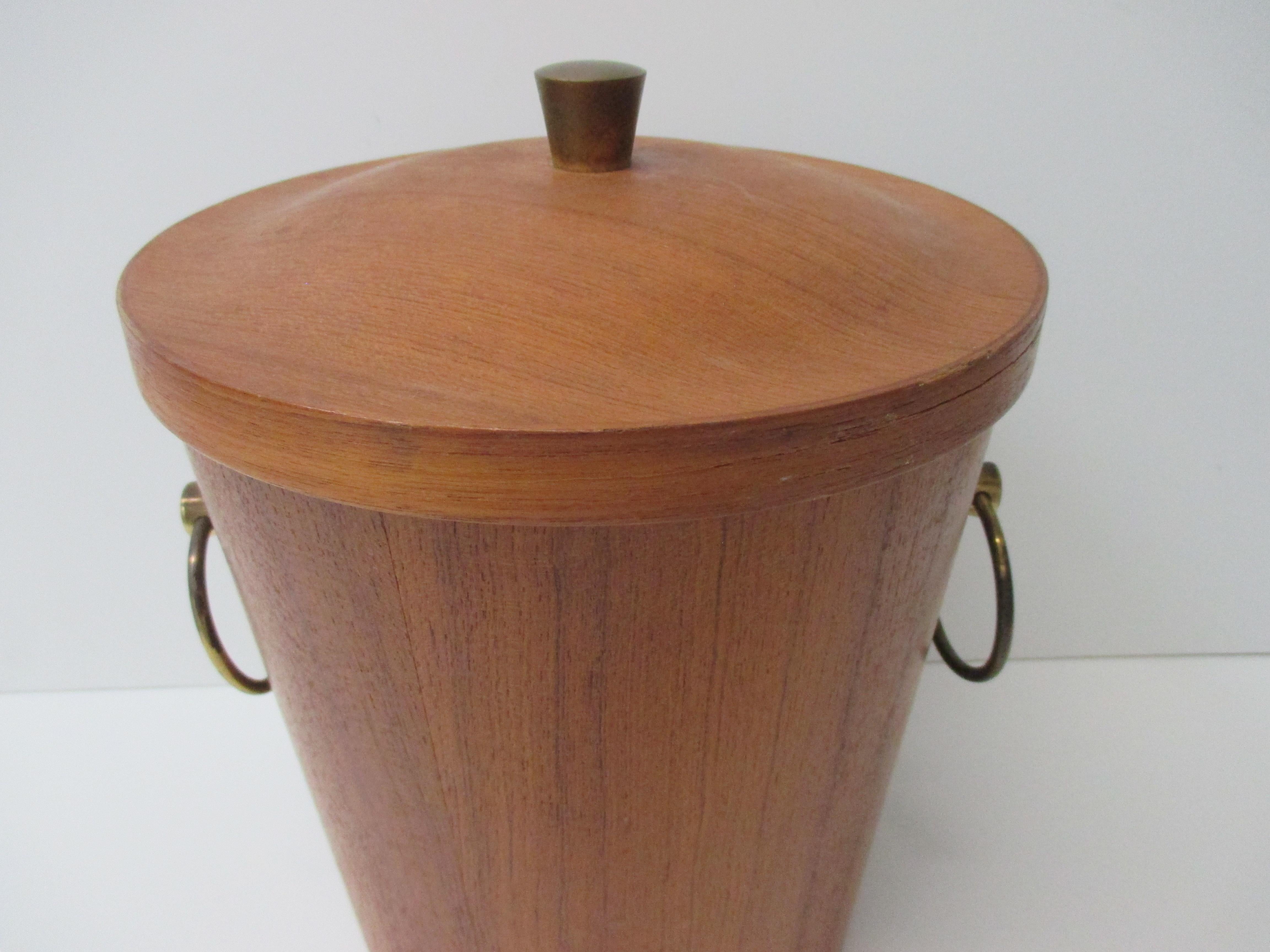Vintage Mid-Century Modern ice bucket with round brass handles.
Size: 8.5