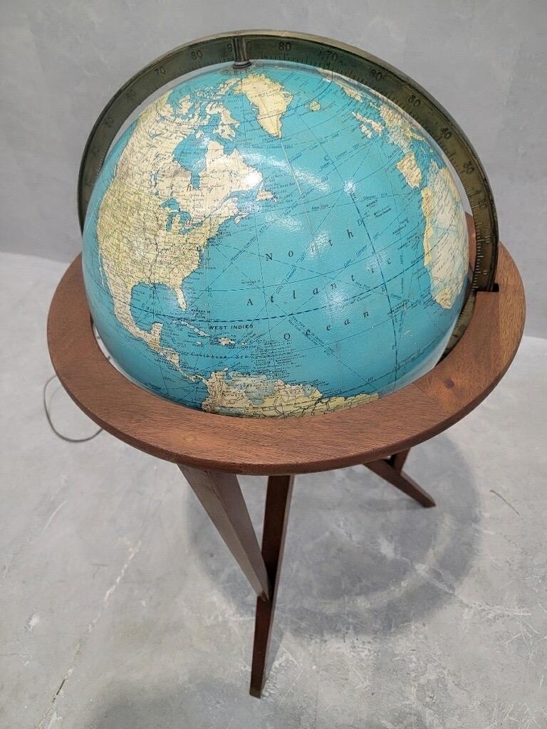 Bois Globe terrestre illuminé sur stand en acajou par Edward Wormley, Vintage Mid Century Modern en vente