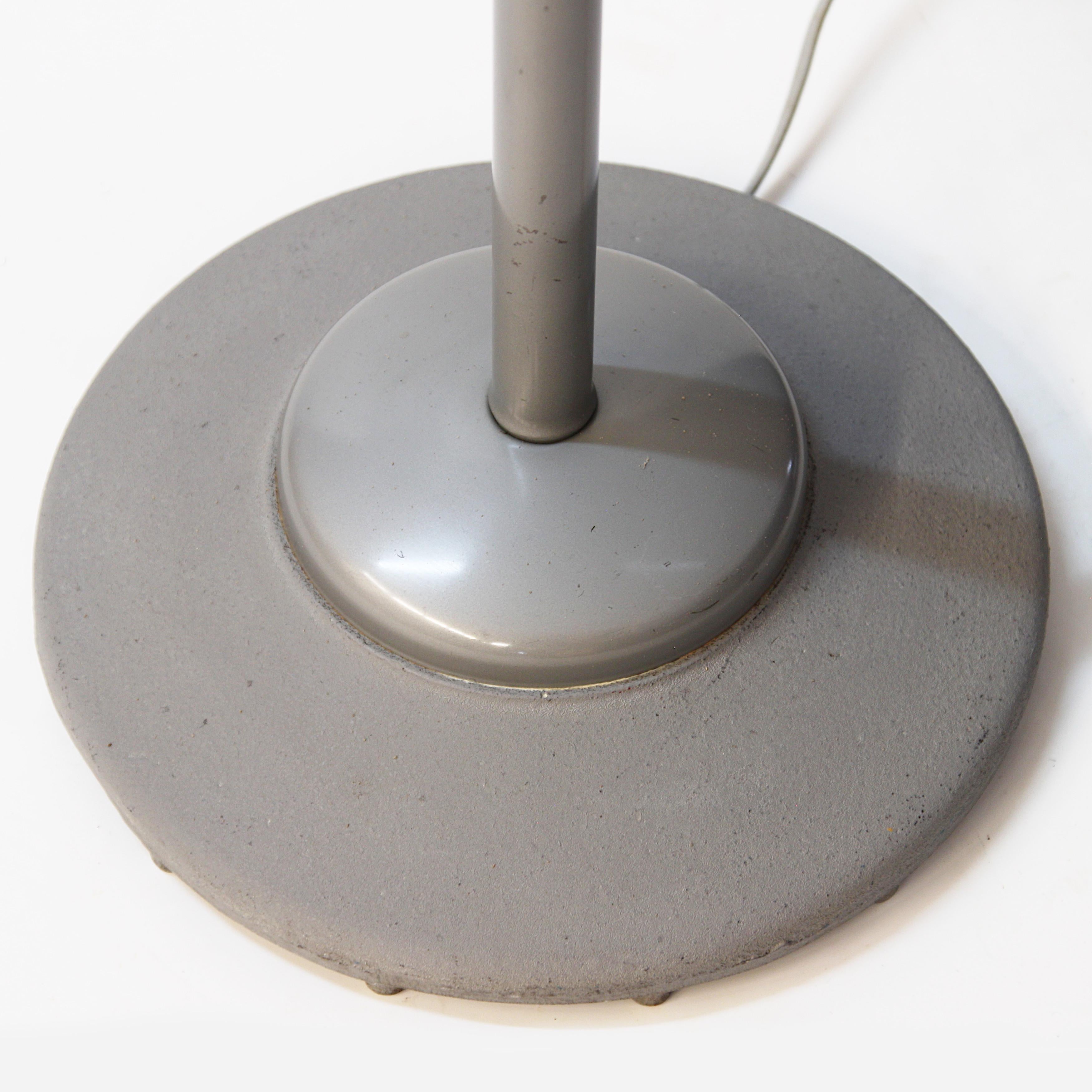 Vintage Mid-Century Modern Industrial Gray Dazor Floating Articulated Floor Lamp In Good Condition For Sale In Lafayette, IN