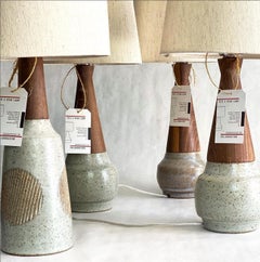 Lampe de bureau vintage en bois et céramique d'inspiration moderne du milieu du siècle dernier - Noyer