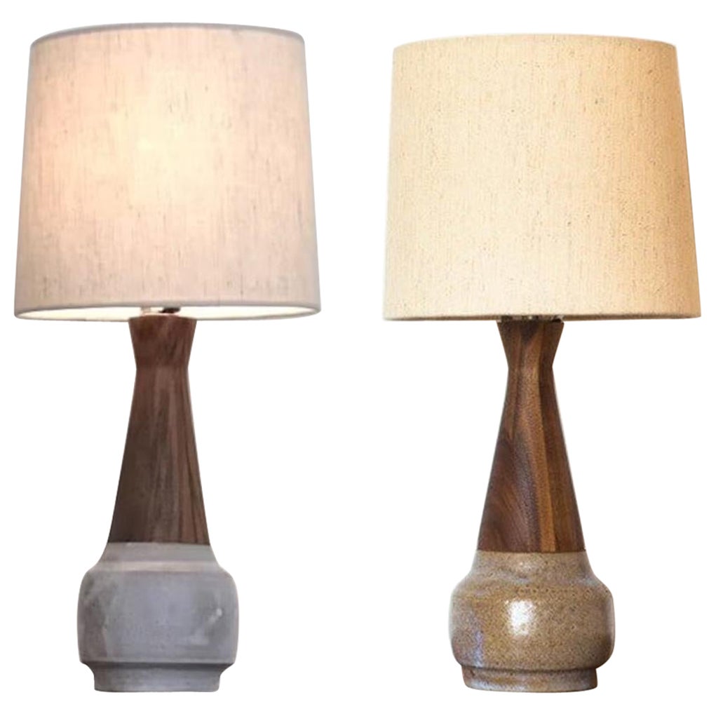 Lámpara de sobremesa de cerámica y madera de inspiración moderna de mediados de siglo - Gres Nogal en venta