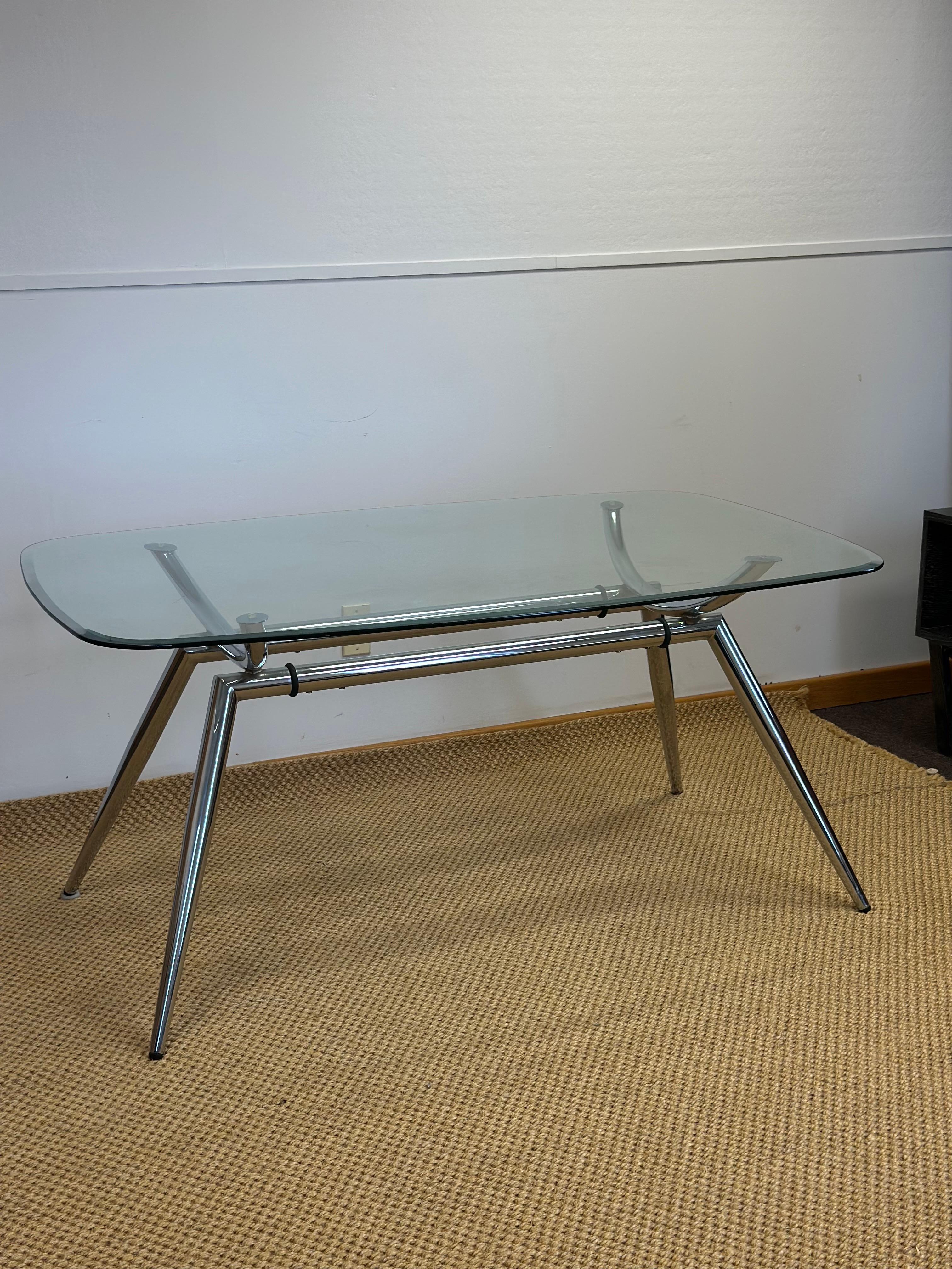 Siamo lieti di offrire un tavolo da pranzo vintage e architettonico che ricorda il design italiano di metà secolo.  Questo tavolo è un perfetto esempio di Modernismo italiano, che combina linee eleganti, forme minimaliste e materiali di alta