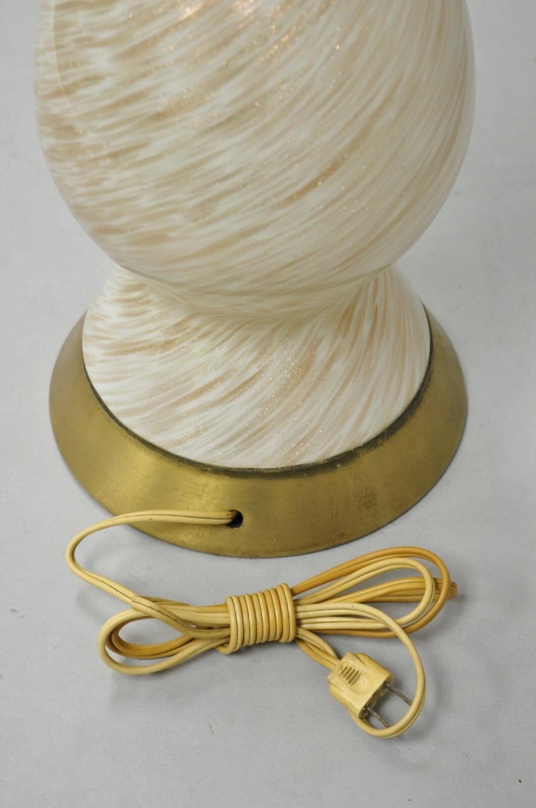 Vintage Mid Century Modern Italian Glass Murano Swirl Table Lamp w/ Gold Flecks (lampe à poser) en vente 3