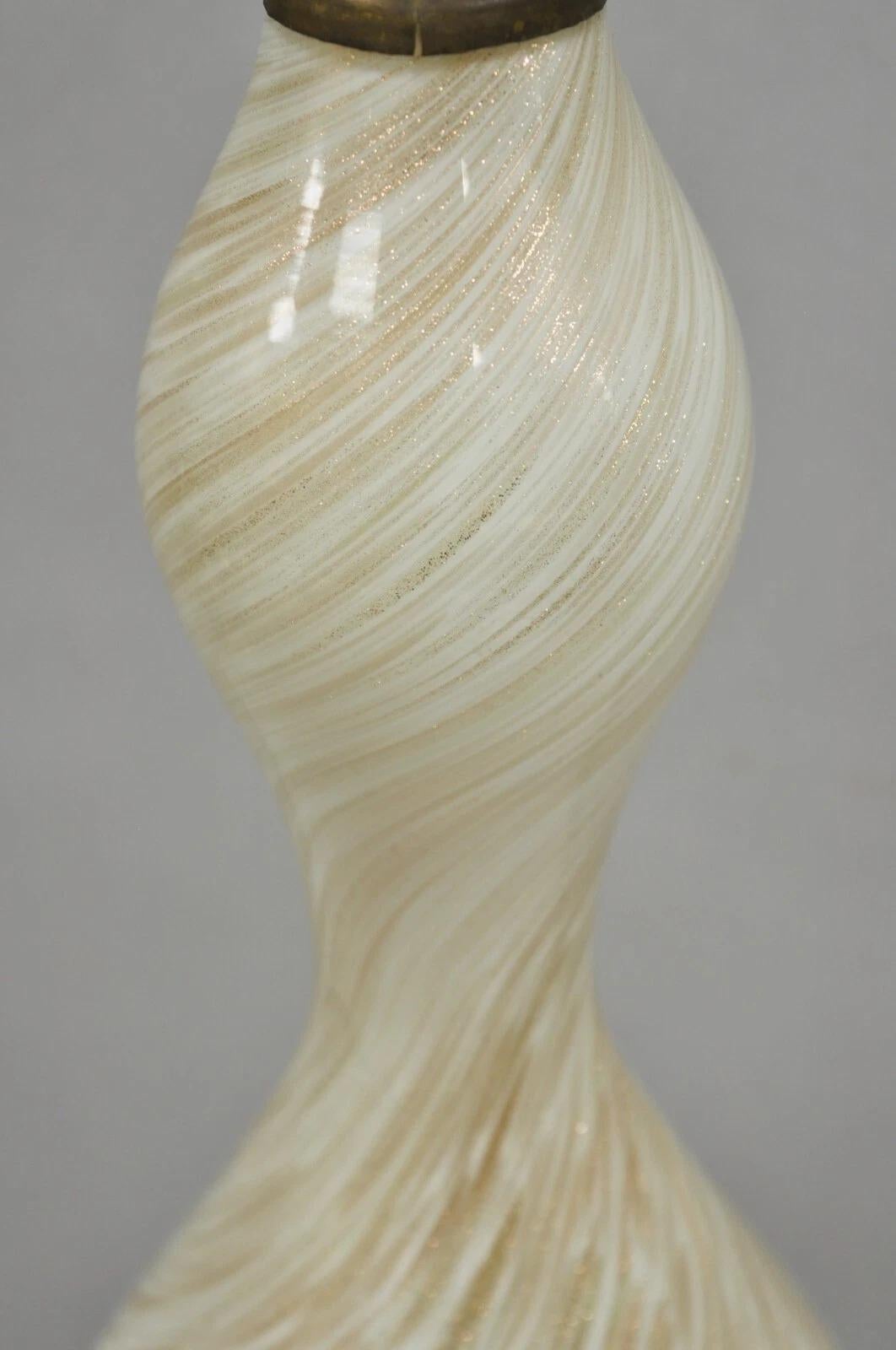 Vintage Mid Century Modern Italian Glass Murano Swirl Table Lamp w/ Gold Flecks (lampe à poser) en vente 4