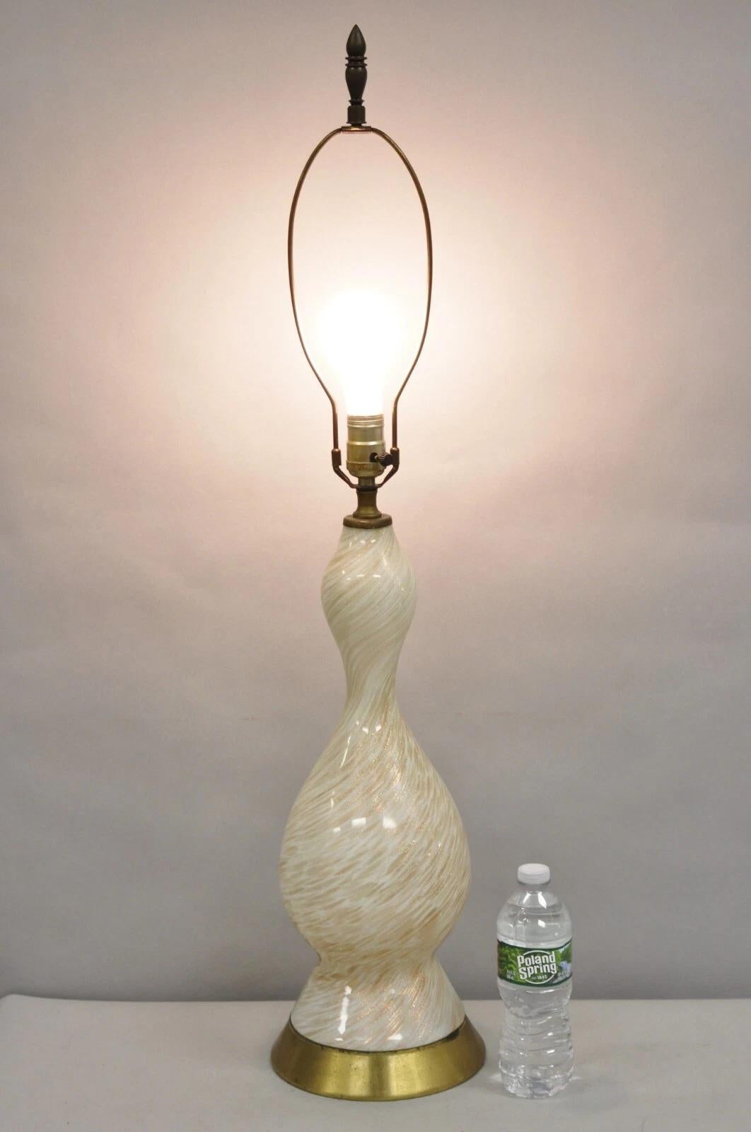Vintage Mid Century Modern Italian Glass Murano Swirl Table Lamp w/ Gold Flecks. Cira Milieu du 20e siècle. Dimensions : 36