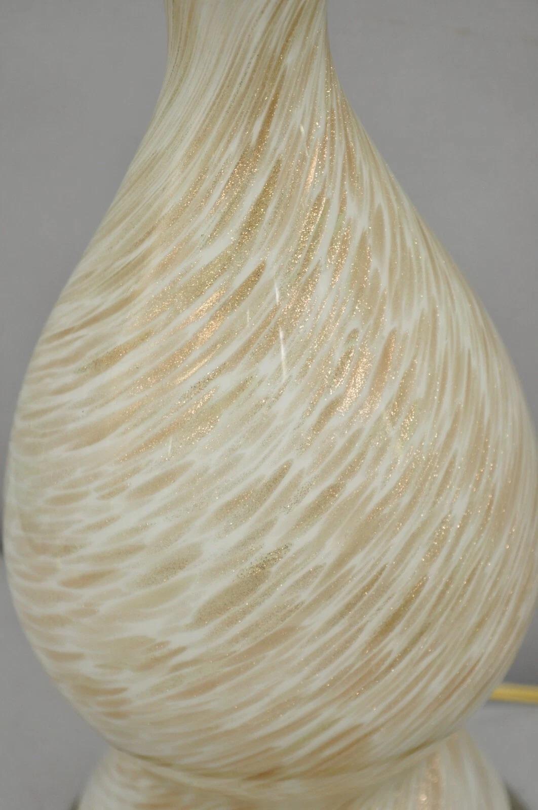 Inconnu Vintage Mid Century Modern Italian Glass Murano Swirl Table Lamp w/ Gold Flecks (lampe à poser) en vente