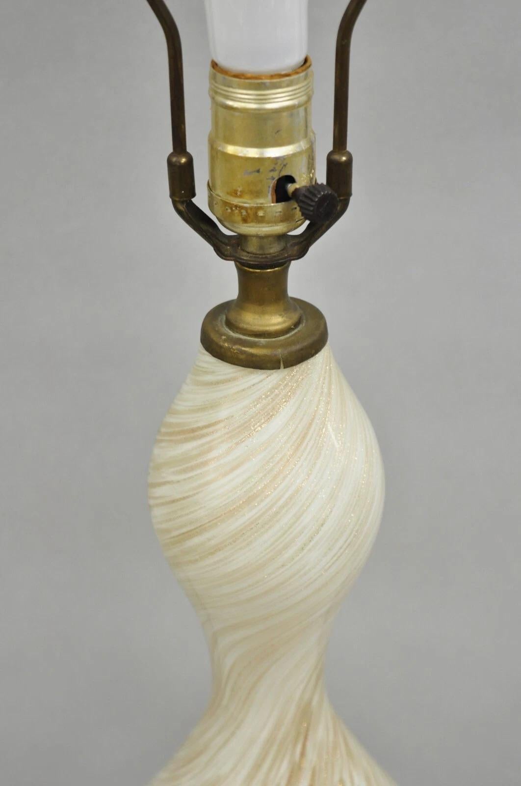 20ième siècle Vintage Mid Century Modern Italian Glass Murano Swirl Table Lamp w/ Gold Flecks (lampe à poser) en vente