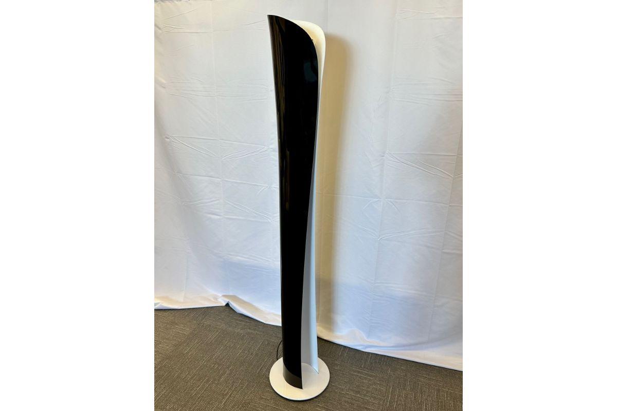 Vintage Mid-Century Modern Italian Lacquered Floor Lamp, Artemide, Labeled Italy In Good Condition For Sale In Stamford, CT