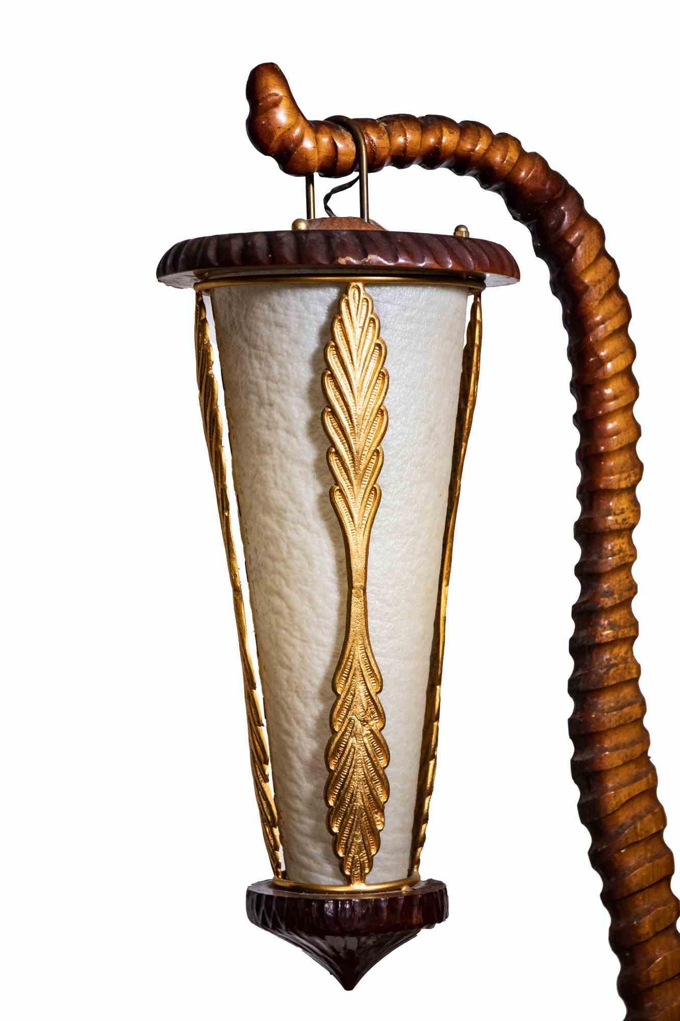 La lampe italienne Aldo Tura Mid-Century Modern est une lampe au design original réalisée par Aldo Tura dans les années 1950.

Un lampadaire unique en bois sculpté avec un abat-jour en parchemin. La lampe comporte une étagère en bois avec un