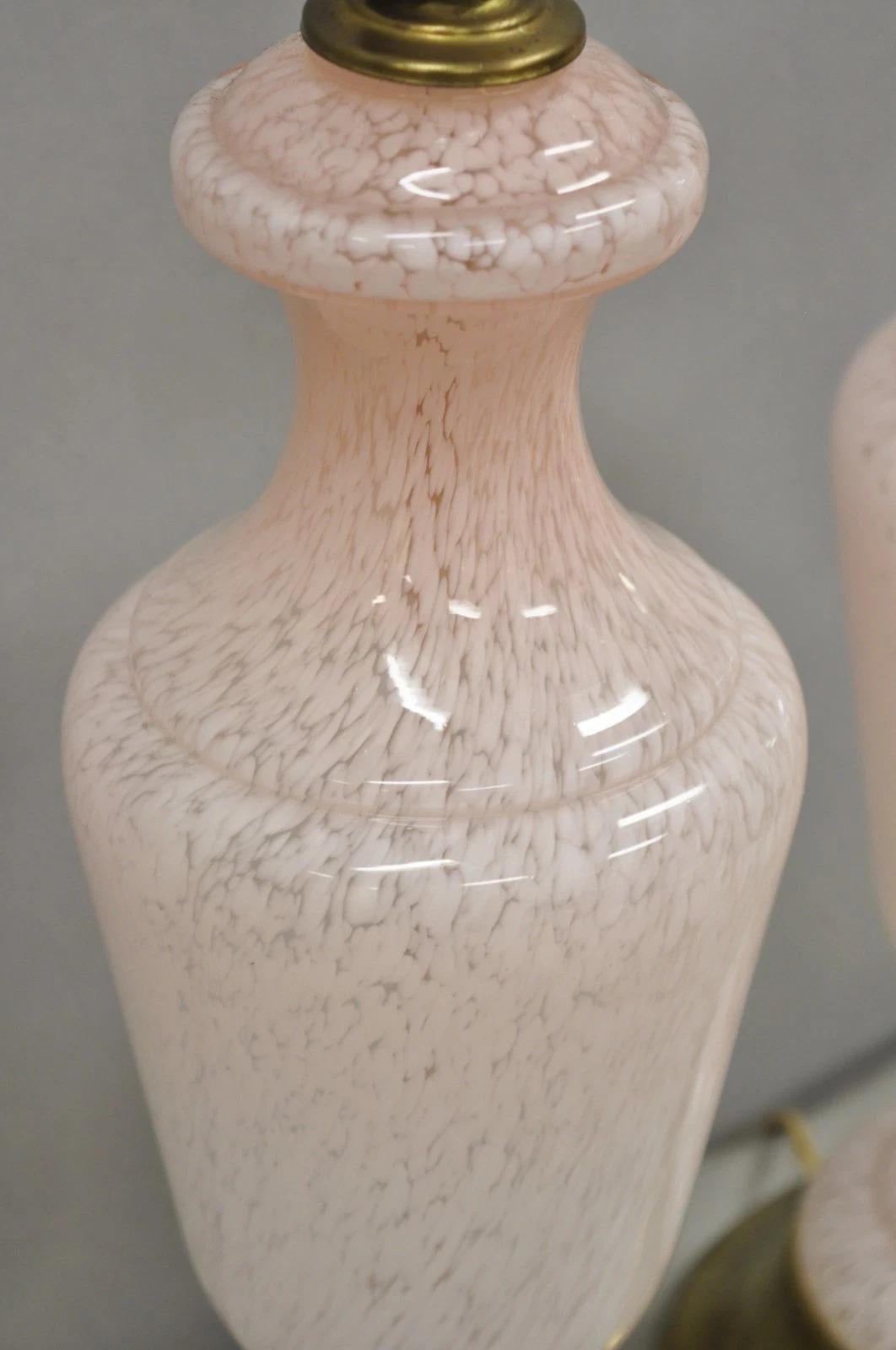 Pareja de lámparas de mesa vintage de mediados del siglo XX en cristal de Murano moteado rosa Moderno de mediados de siglo en venta