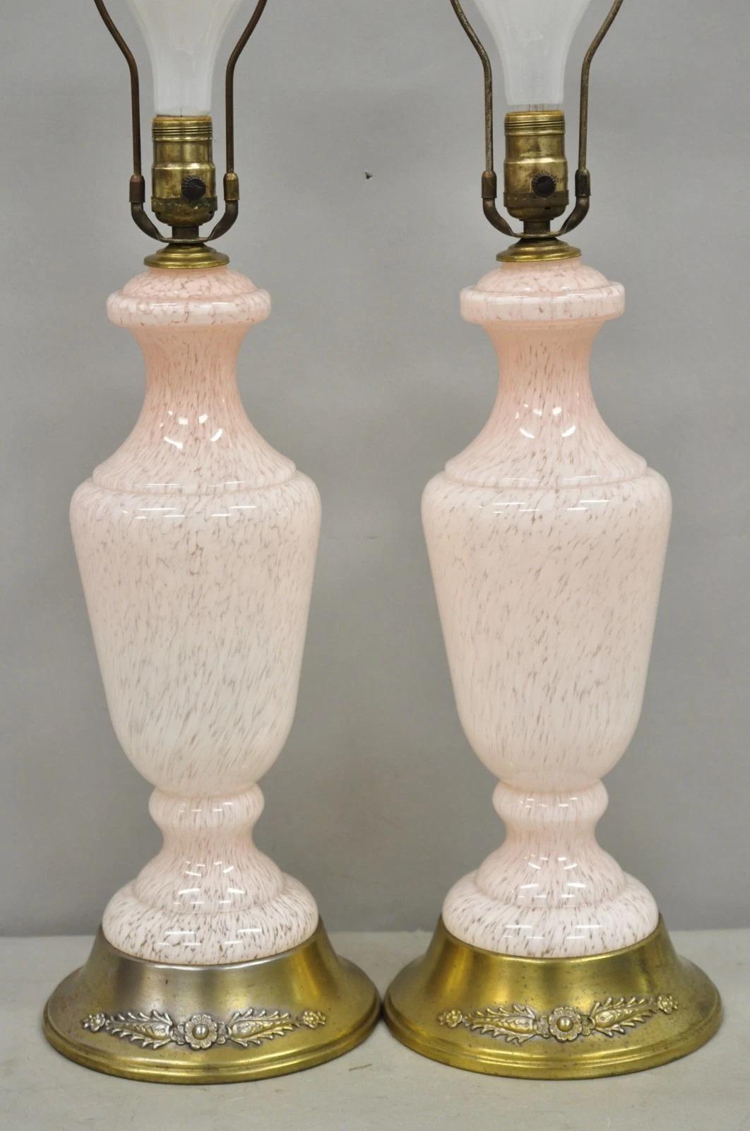 Pareja de lámparas de mesa vintage de mediados del siglo XX en cristal de Murano moteado rosa en Bueno estado para la venta en Philadelphia, PA