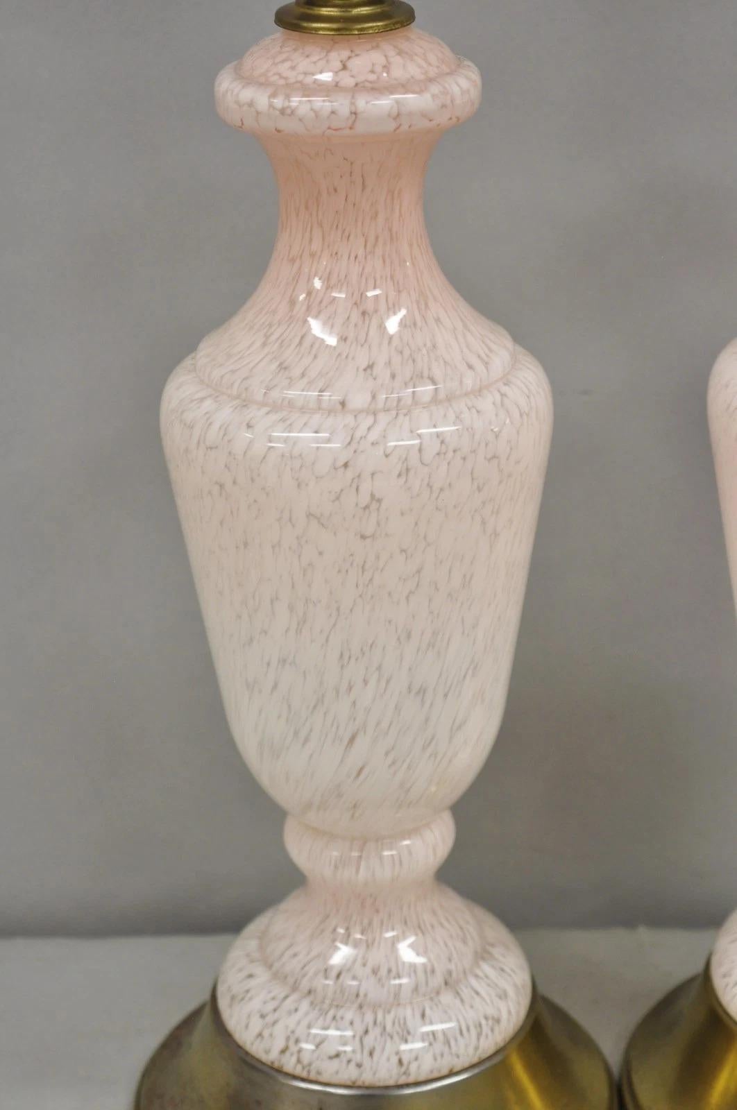 Pareja de lámparas de mesa vintage de mediados del siglo XX en cristal de Murano moteado rosa Latón en venta