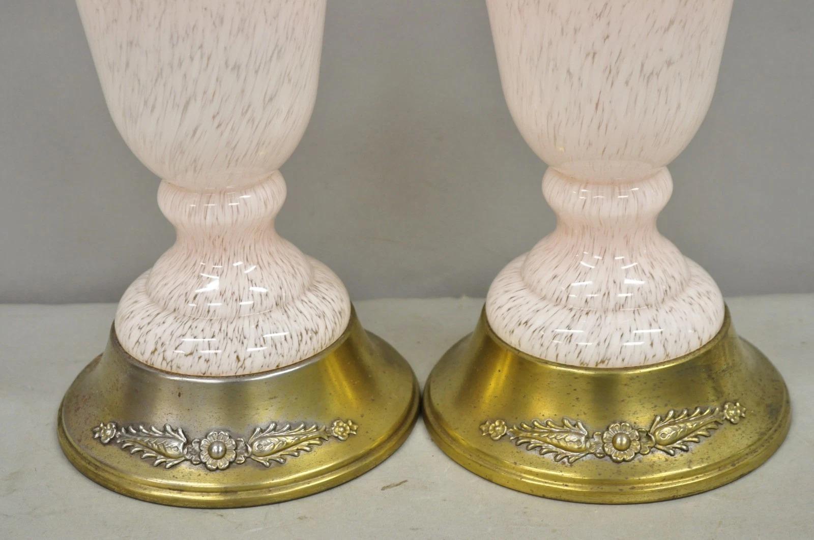 Pareja de lámparas de mesa vintage de mediados del siglo XX en cristal de Murano moteado rosa en venta 2