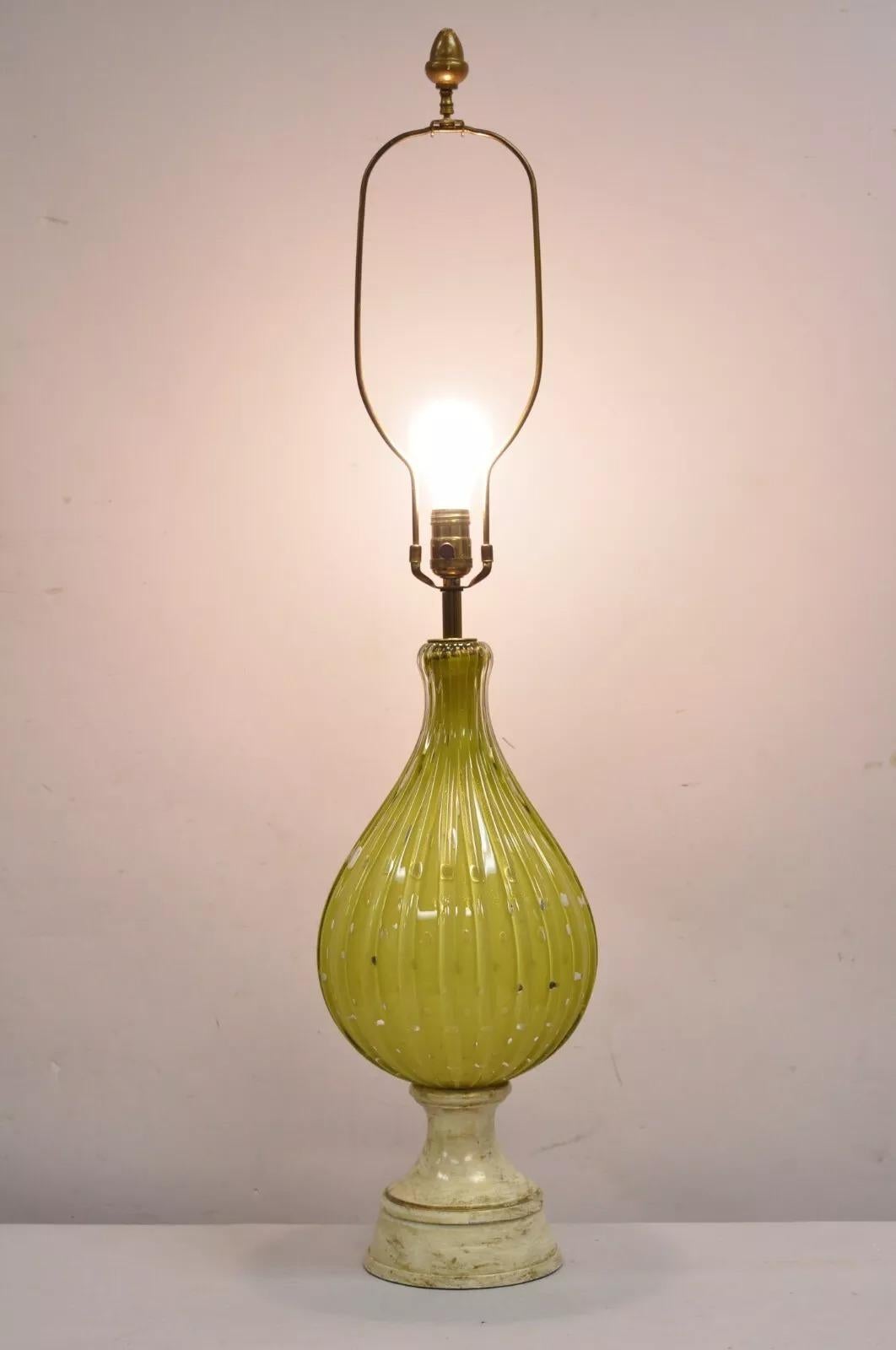 Vintage Mid Century Modern Italian Lamp, lampada da tavolo in vetro soffiato a mano verde di Murano con macchie d'oro e base in metallo verniciato. Circa metà del XX secolo. Misure: 40