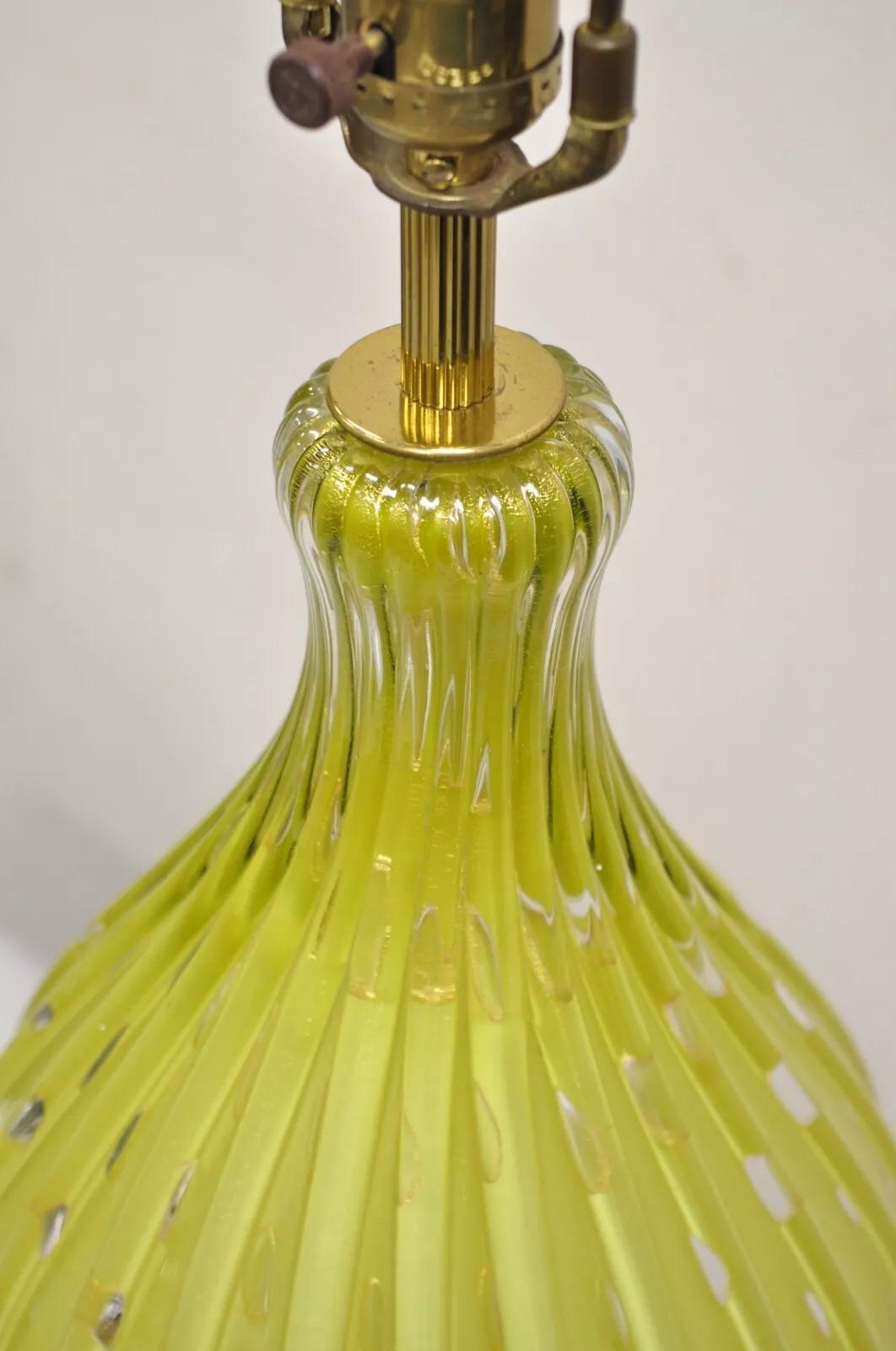 XX secolo Vintage Mid Century Modern Italian Murano Green & Gold Blown Glass Table Lamp (Lampada da tavolo in vetro soffiato) in vendita