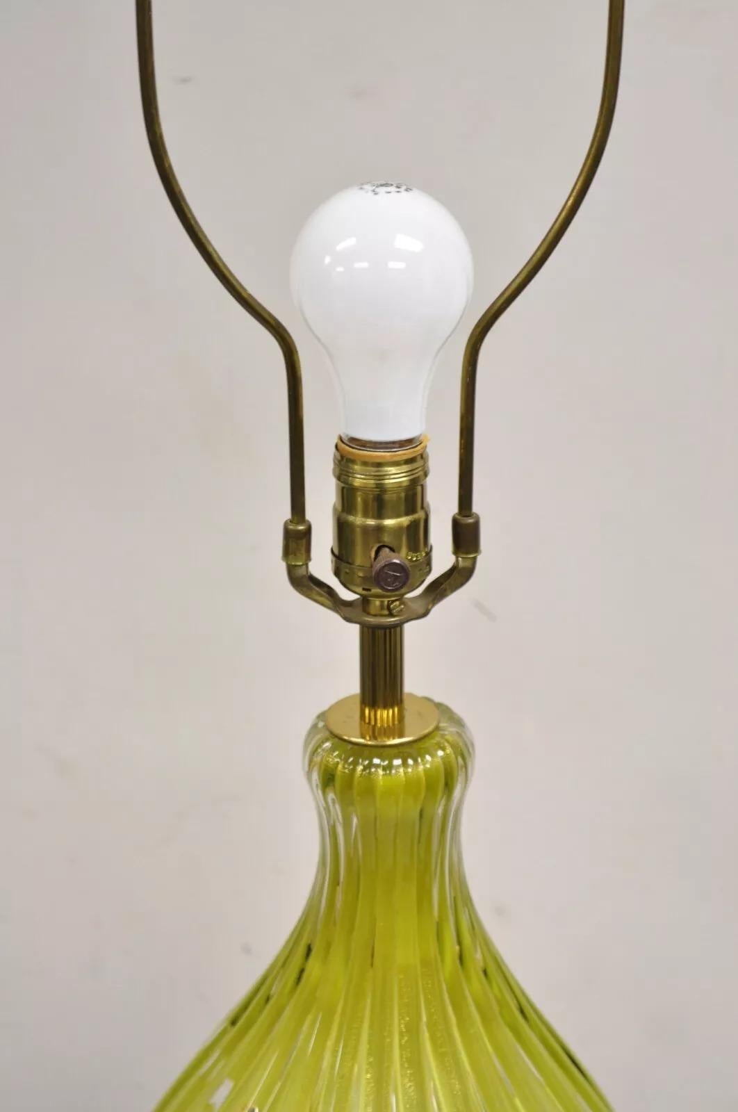 Metallo Vintage Mid Century Modern Italian Murano Green & Gold Blown Glass Table Lamp (Lampada da tavolo in vetro soffiato) in vendita