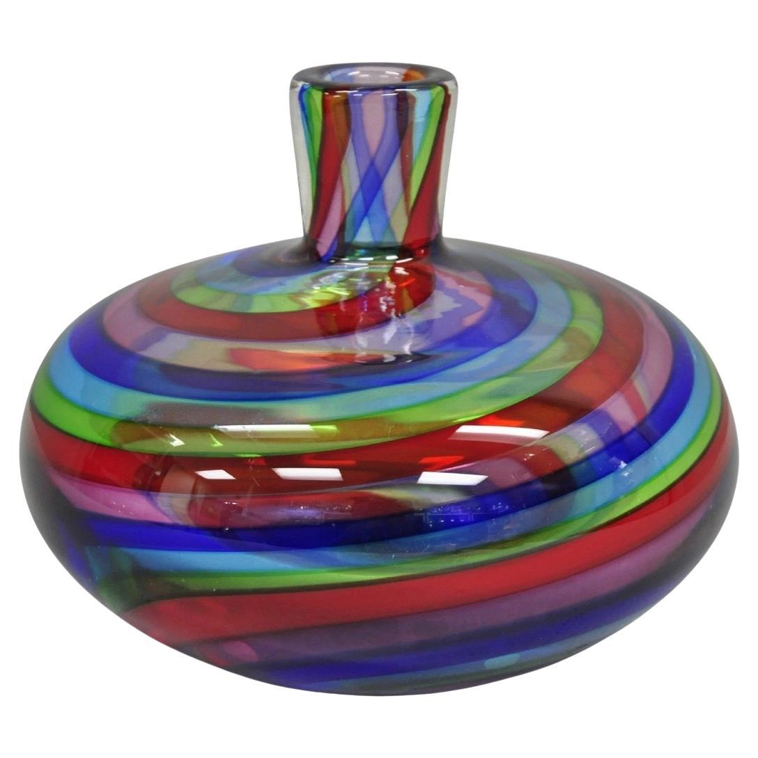 Vaso di vetro a spirale arcobaleno vintage in stile italiano di Murano della metà del secolo scorso