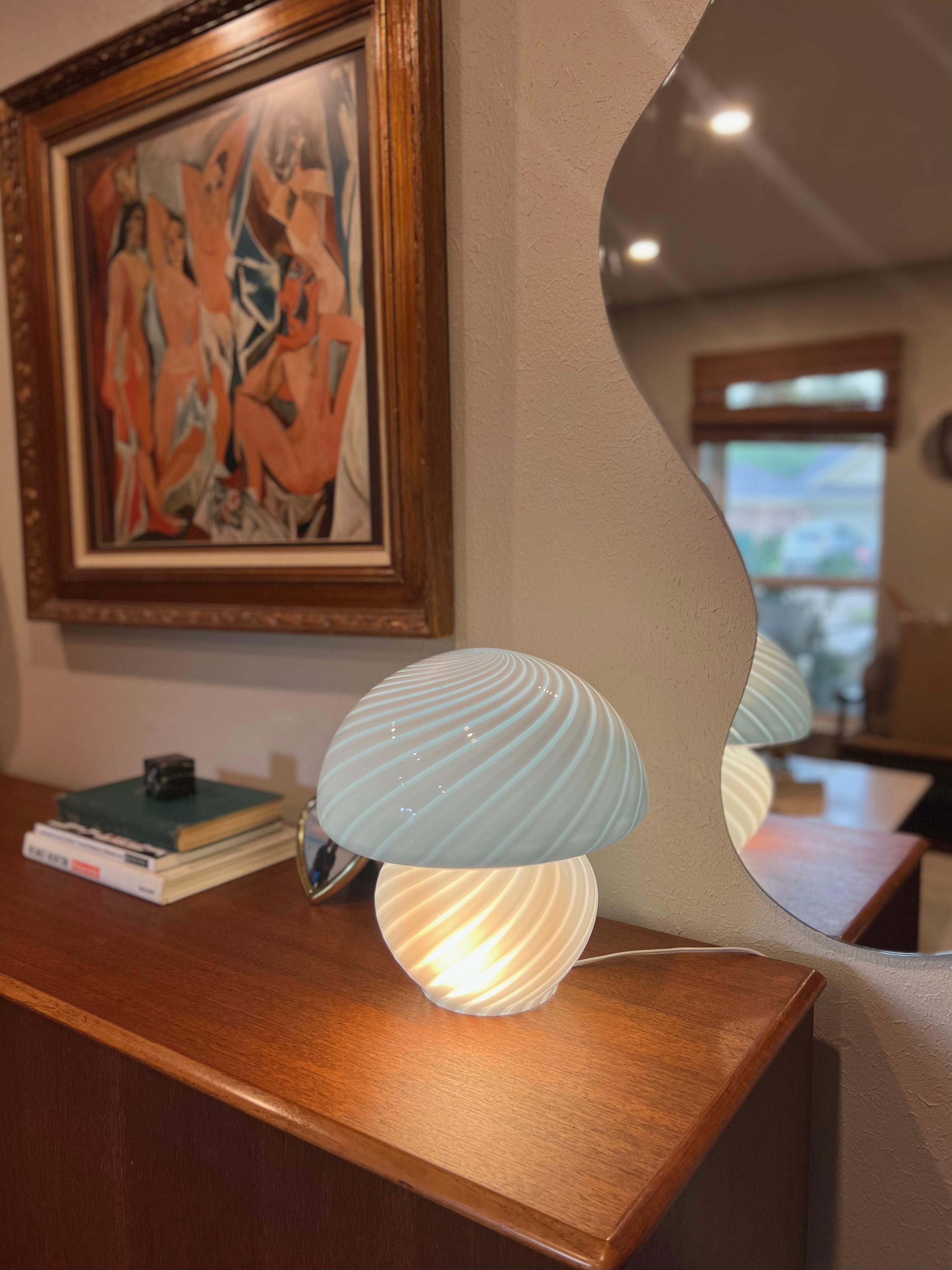 Vintage Mid-Century Modern Italian Murano Swirl Mushroom Table Lamp For Sale 3