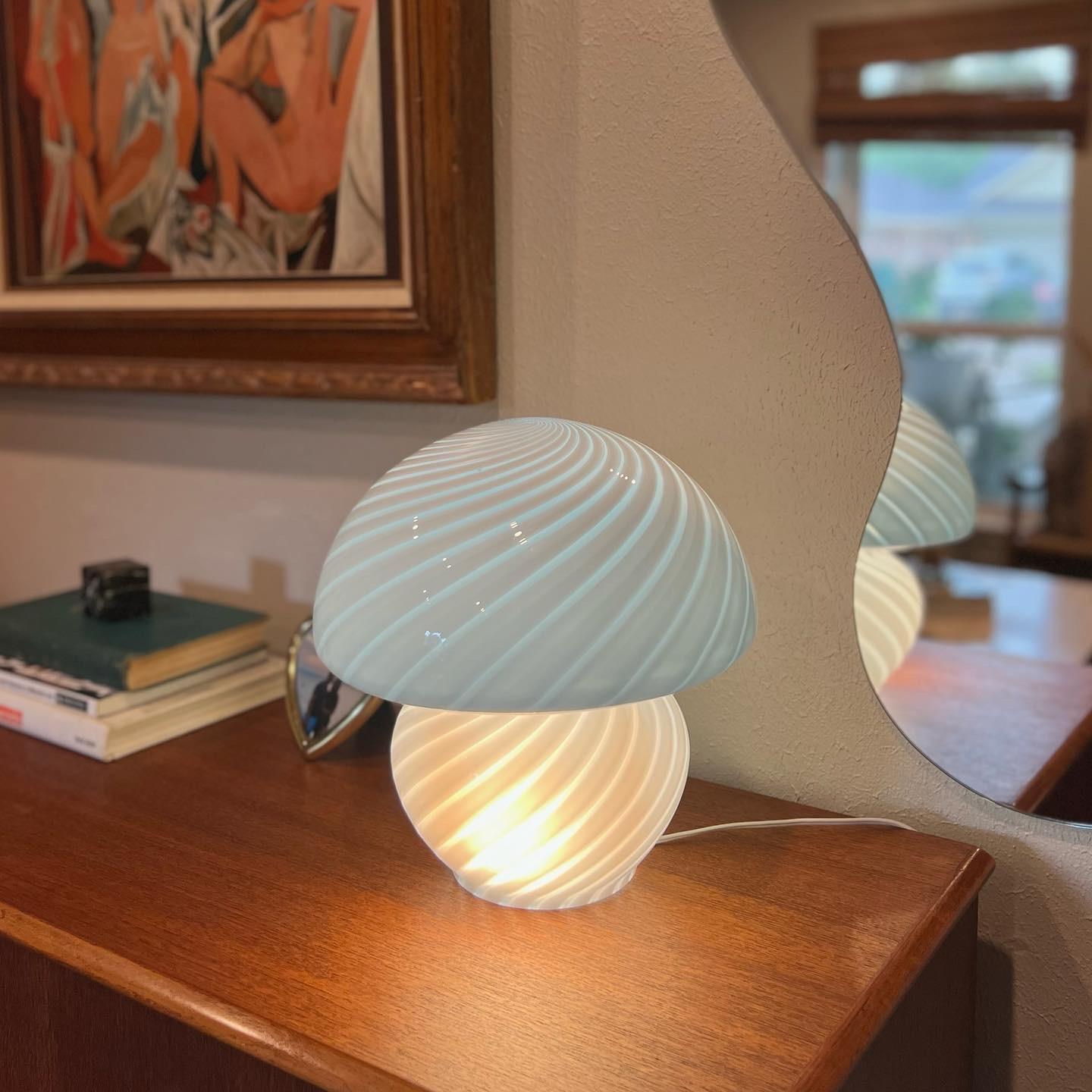 Hand-Crafted Vintage Mid-Century Modern Italian Murano Swirl Mushroom Table Lamp For Sale