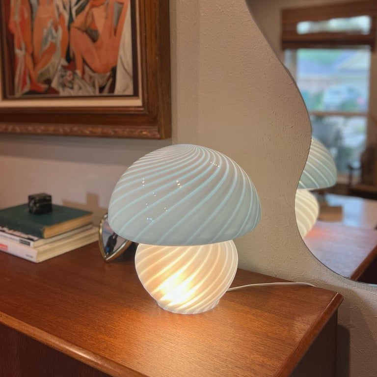 Vintage Mid-Century Modern Italian Murano Swirl Mushroom Table Lamp In Good Condition For Sale In Houston, TX