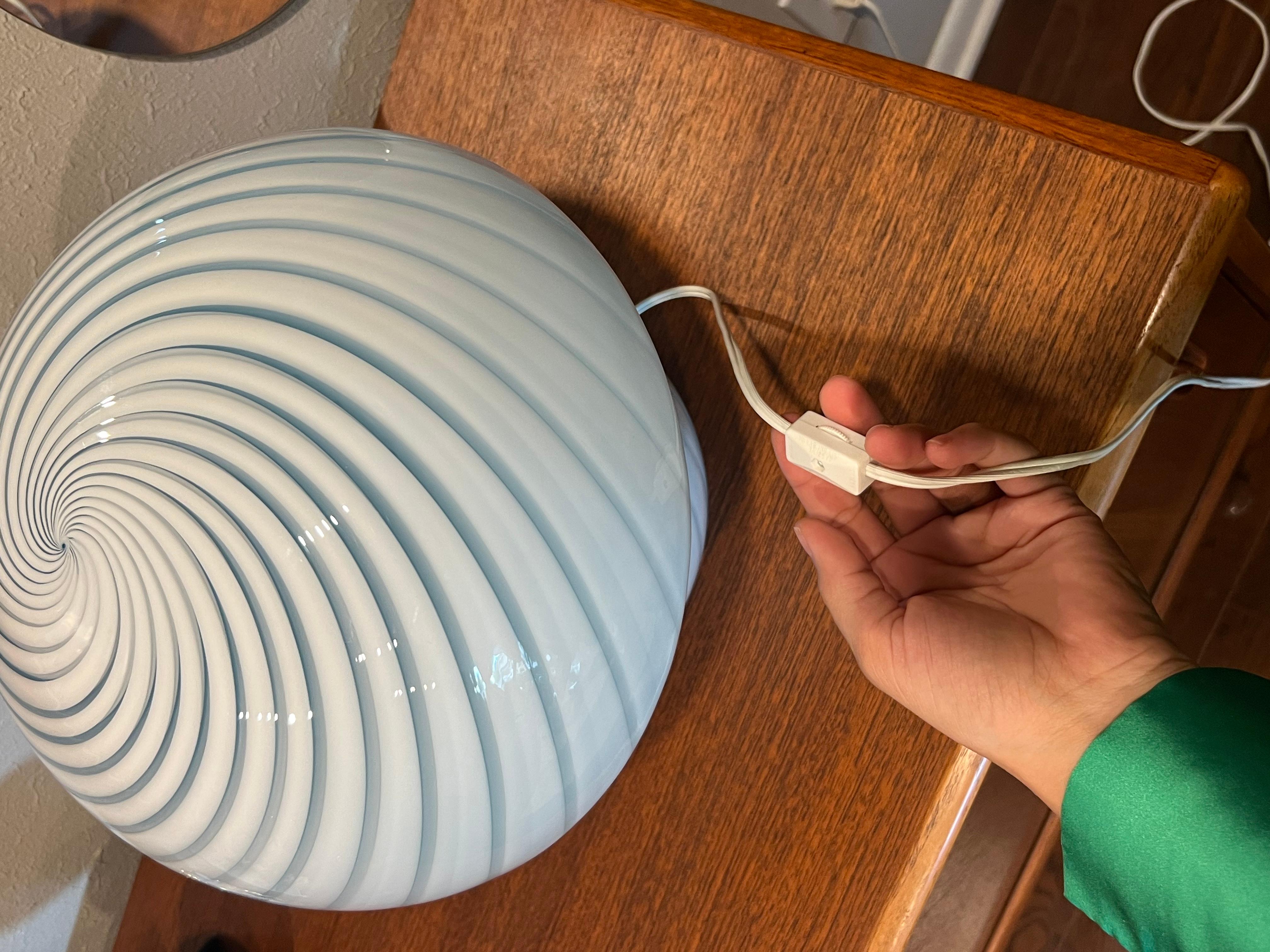 Vintage Mid-Century Modern Italian Murano Swirl Mushroom Table Lamp For Sale 2