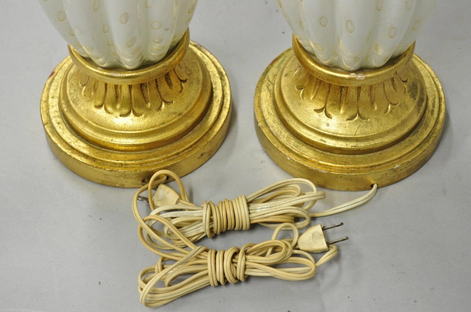 Vintage Mid Century Modern Italian Murano White Blown Glass Table Lamps - a Pair en vente 3