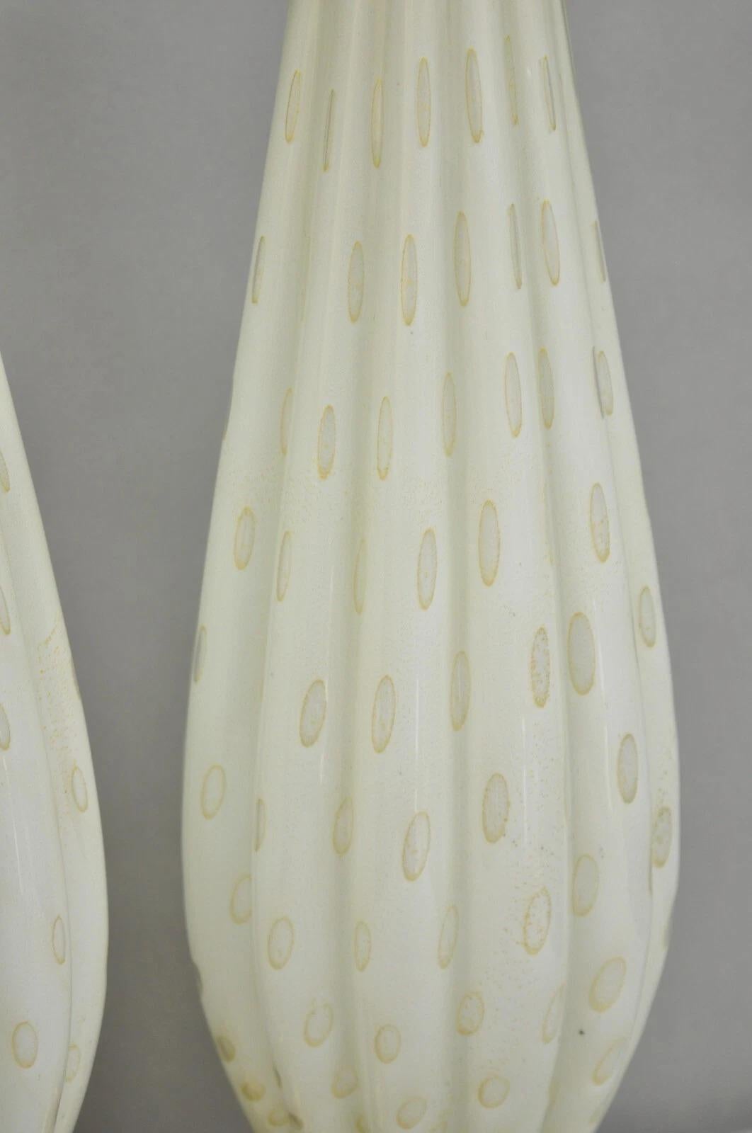 Vintage Mid Century Modern Italian Murano White Blown Glass Table Lamps - a Pair en vente 5