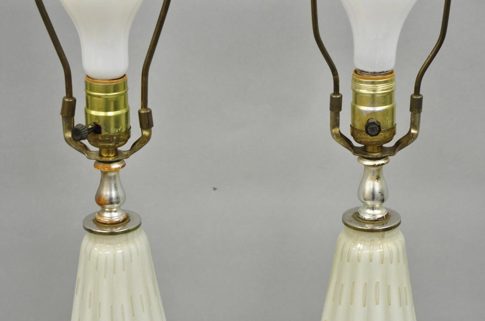 Vintage Mid Century Modern Italian Murano White Blown Glass Table Lamps - a Pair en vente 1