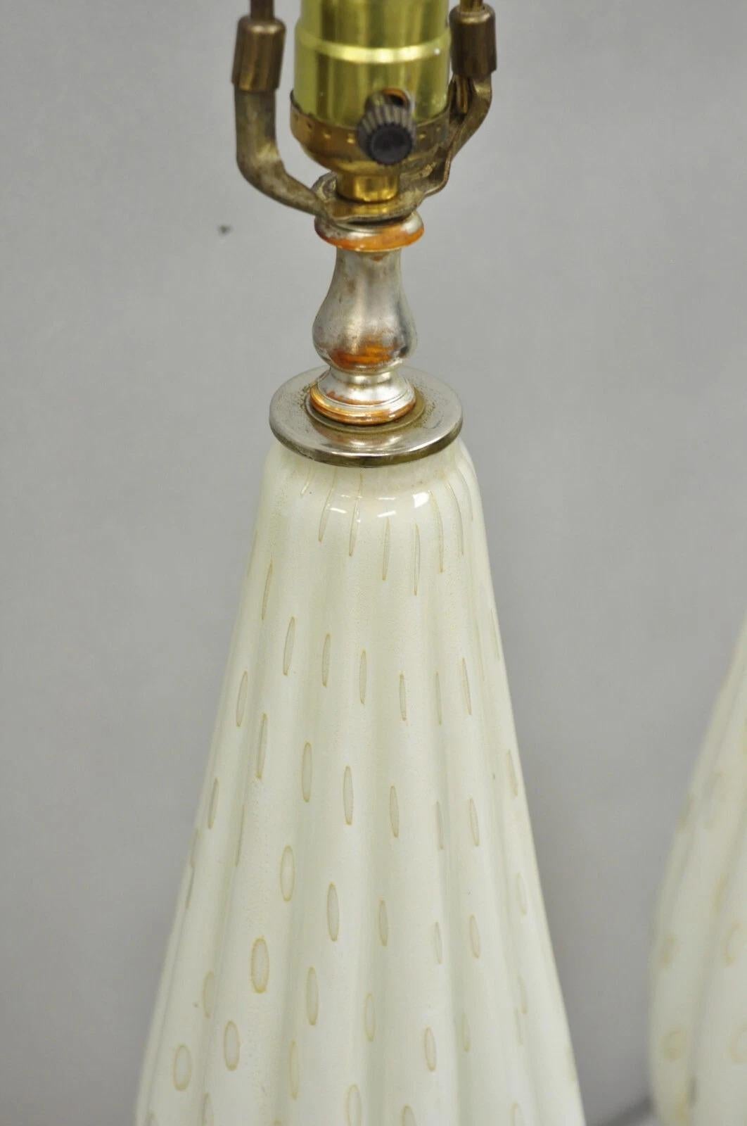 Vintage Mid Century Modern Italian Murano White Blown Glass Table Lamps - a Pair en vente 2